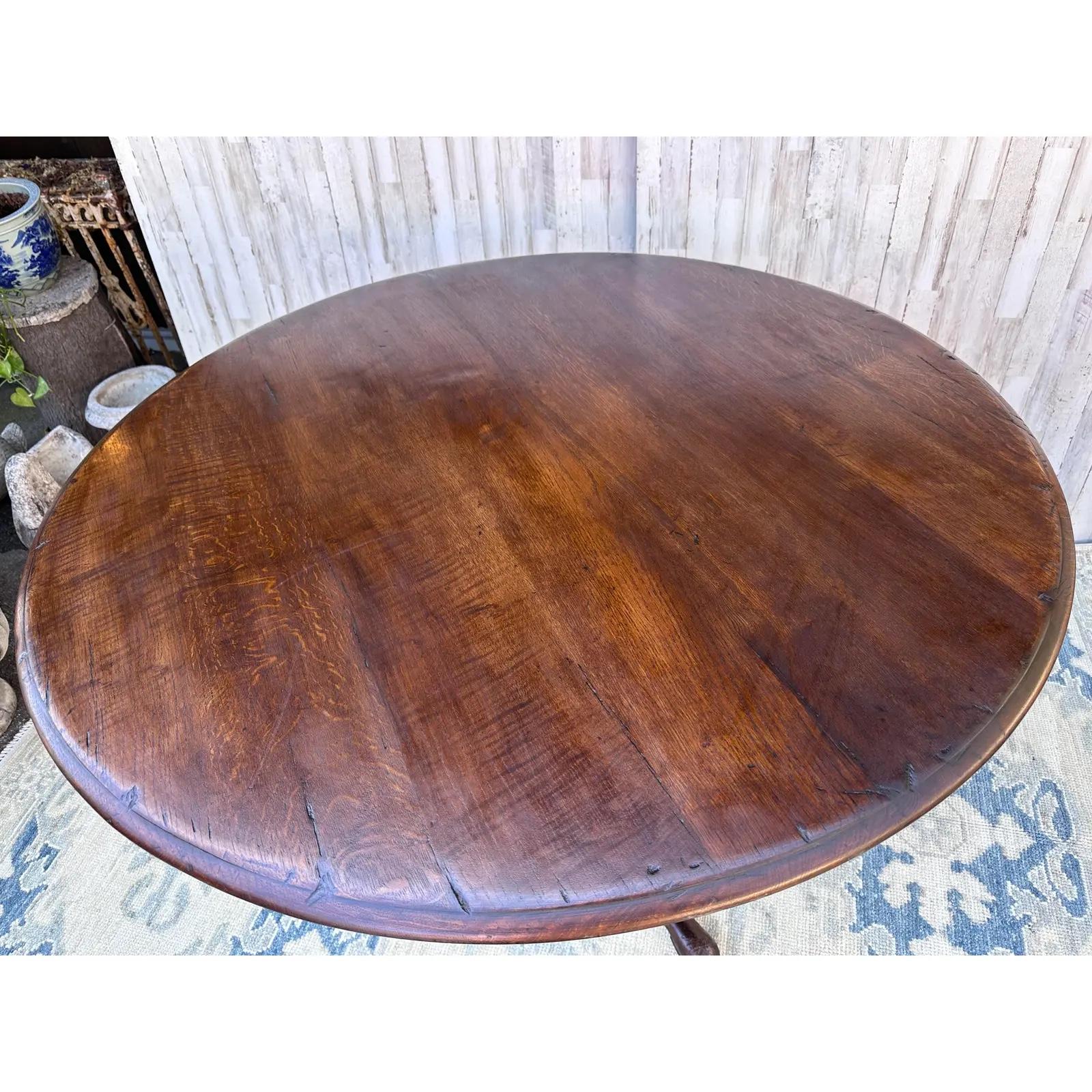 This is a excellent little 48 inch English breakfast room table it’s not an antique probably a vintage piece from the 70s or 80s but it’s got a beautiful distressed color solid oak with beautiful color sweeping pad feet and very unique design. 