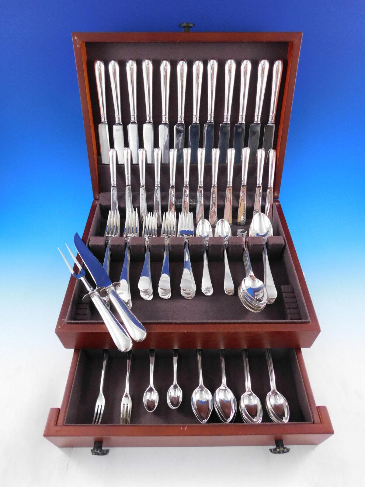Depuis 70 ans, James Robinson vend d'exquis couverts en argent sterling faits à la main à Sheffield, en Angleterre. Aujourd'hui, l'argent est toujours fabriqué de manière traditionnelle. Ces couverts sont basés sur une bande rectangulaire en argent,
