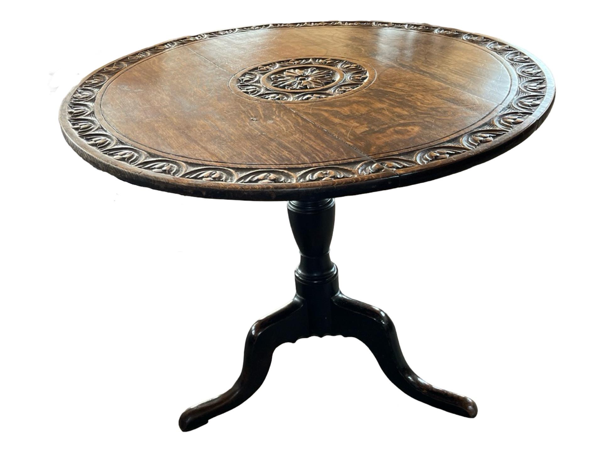 Round English Carved Oak Side Table With Flip Top, 19th Century In Good Condition For Sale In Viterbo, VT