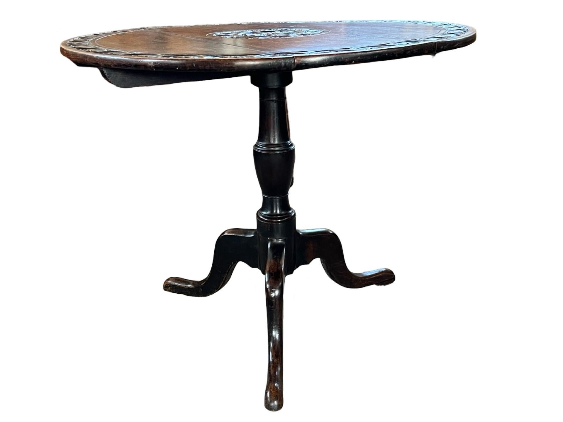 Round English Carved Oak Side Table With Flip Top, 19th Century For Sale 1