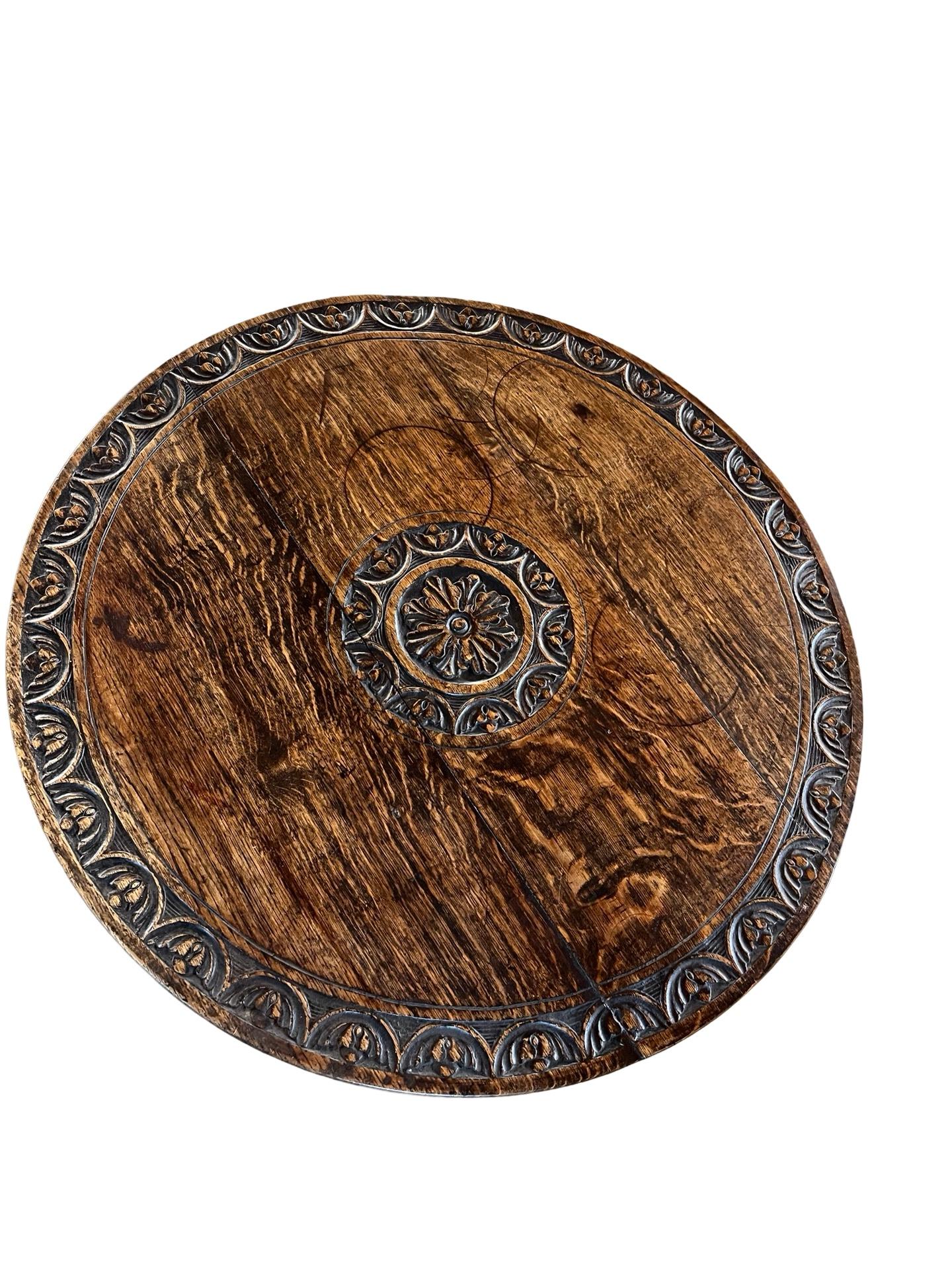 Round English Carved Oak Side Table With Flip Top, 19th Century For Sale 2