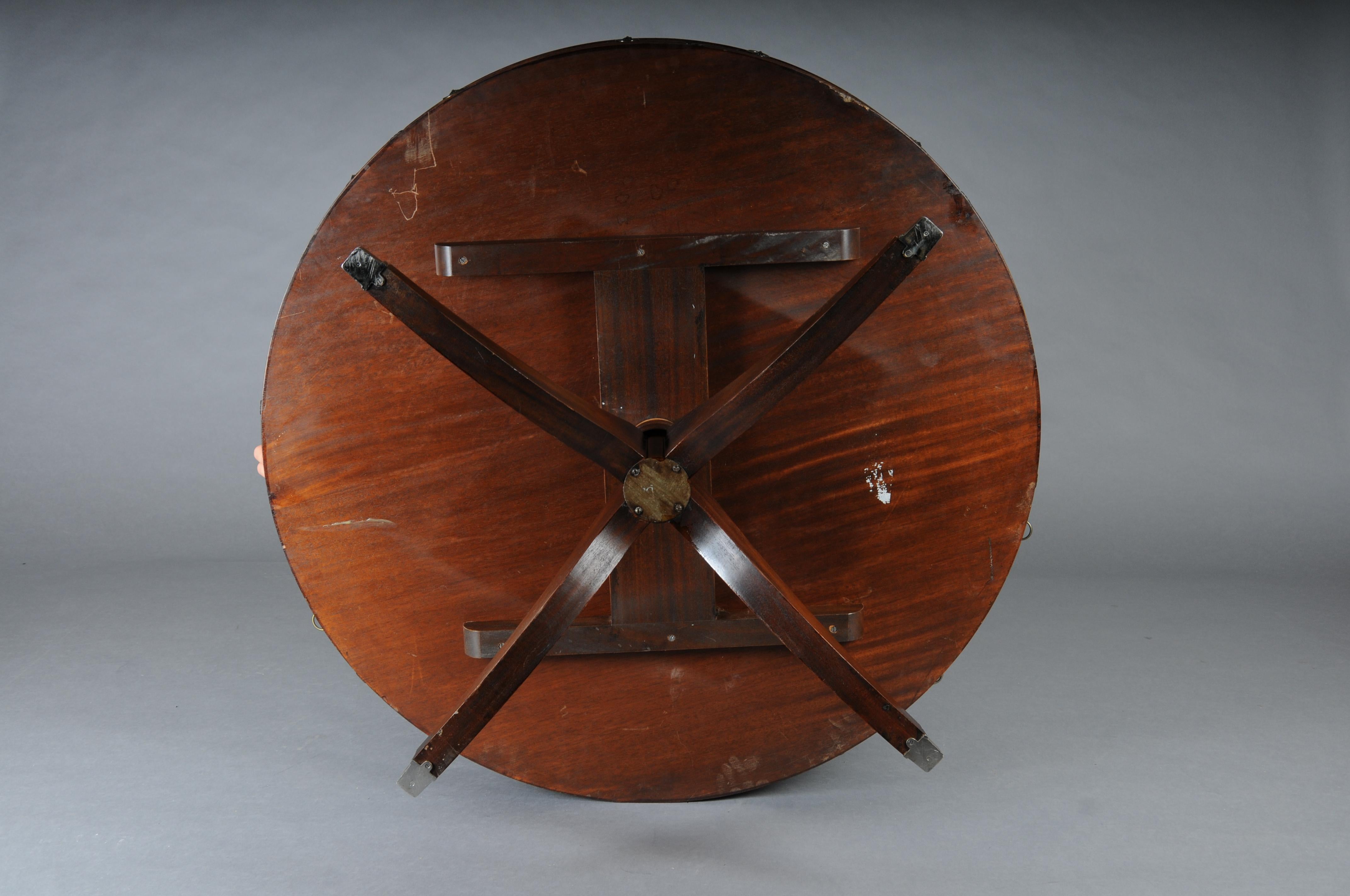 Round English coffee table Chesterfield table, around 1890, bordeaux For Sale 7