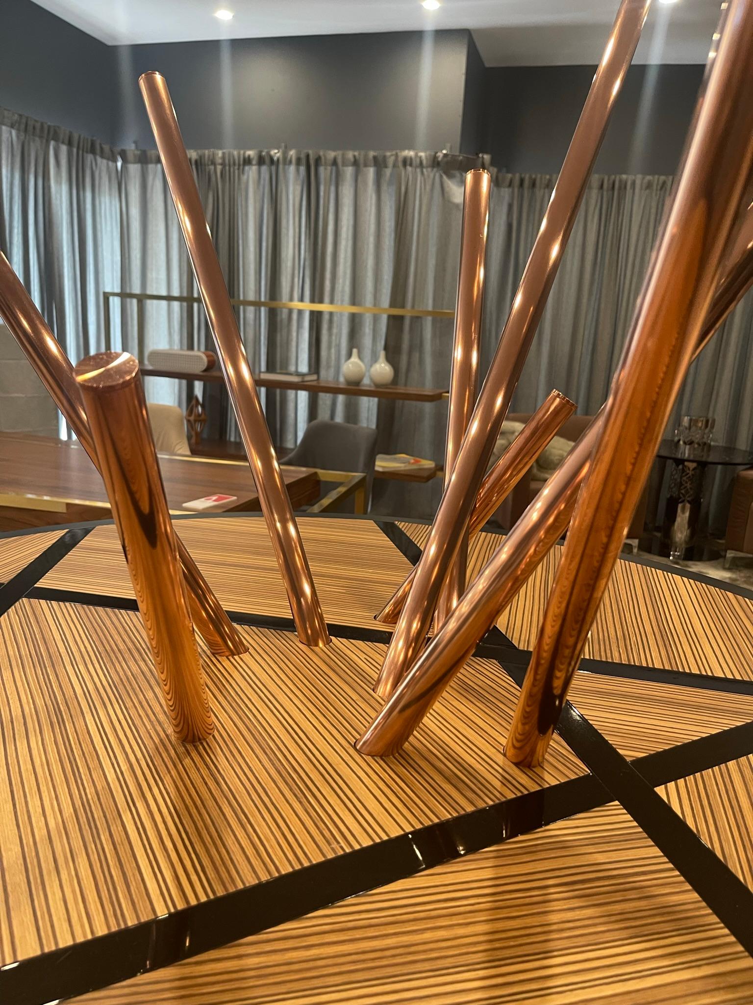 Table d'entrée ronde moderne à piédestal en bois zébré et cuivre brossé en vente 2