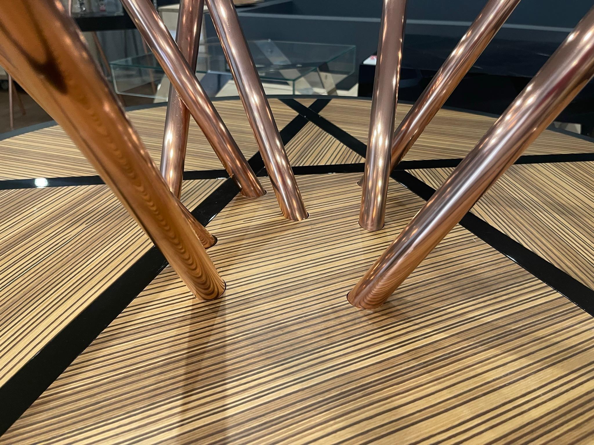 Table d'entrée ronde moderne à piédestal en bois zébré et cuivre brossé en vente 3