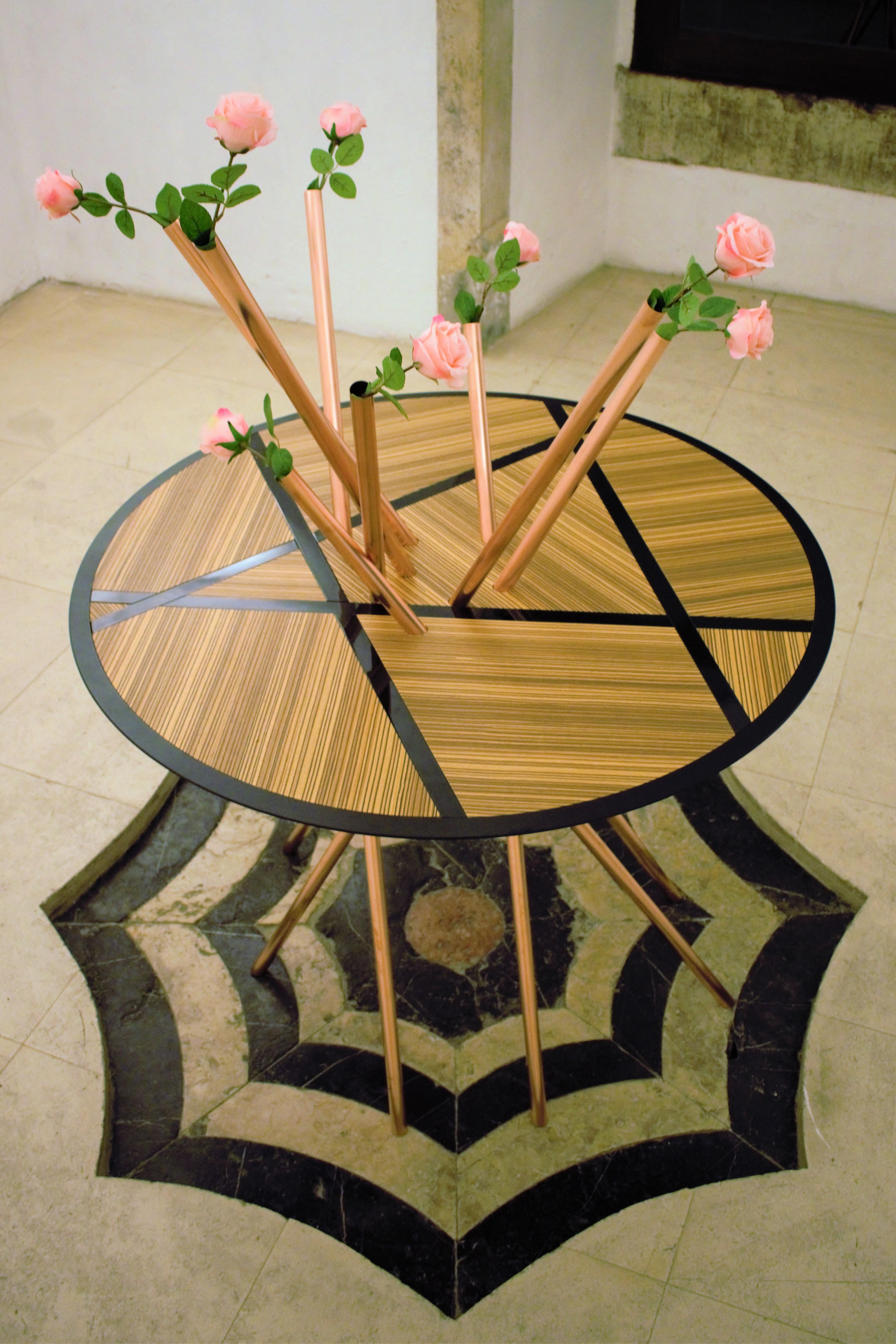 Moderne Table d'entrée ronde moderne à piédestal en bois zébré et cuivre brossé en vente
