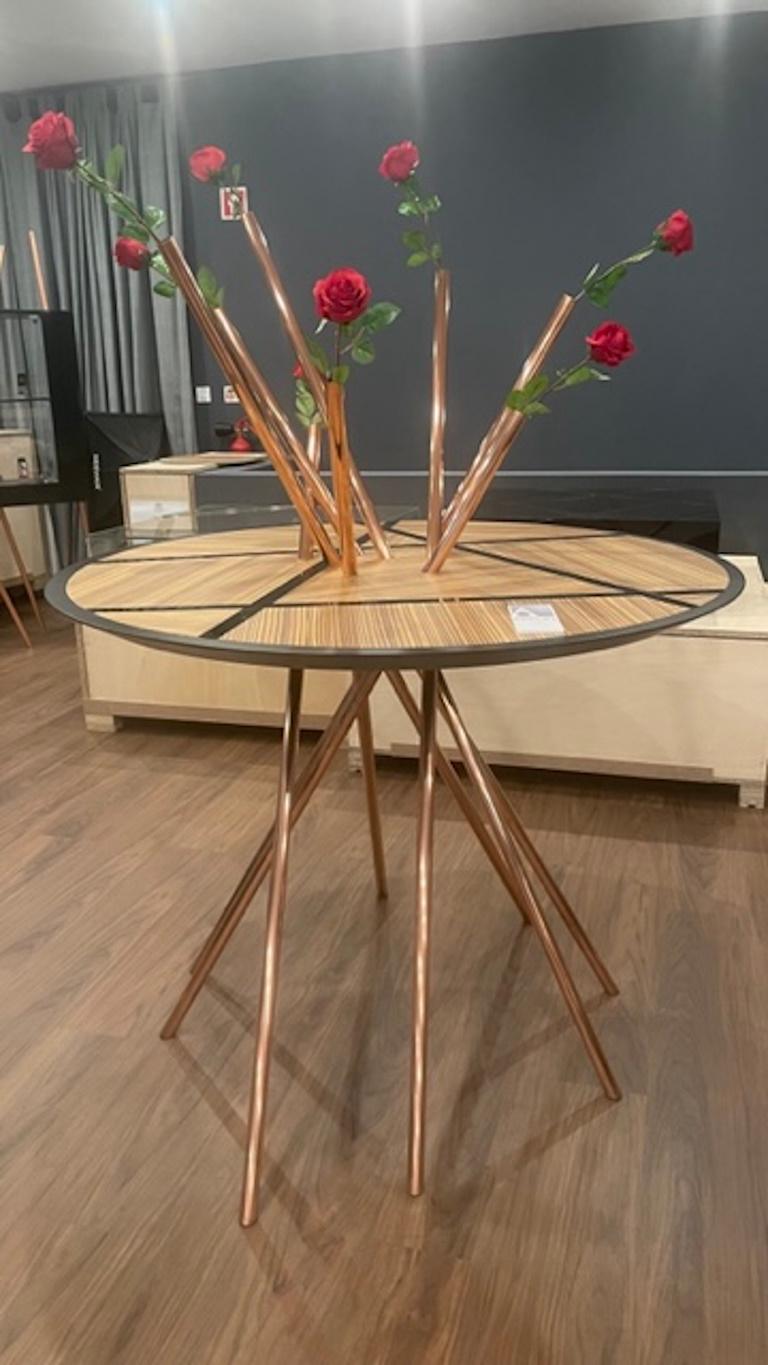 Portugais Table d'entrée ronde moderne à piédestal en bois zébré et cuivre brossé en vente
