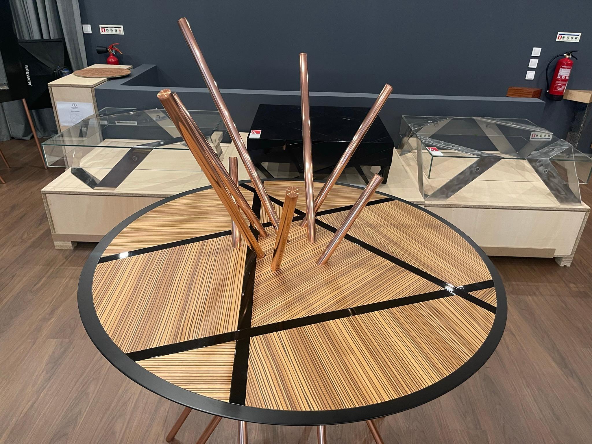 Métal Table d'entrée ronde moderne à piédestal en bois zébré et cuivre brossé en vente