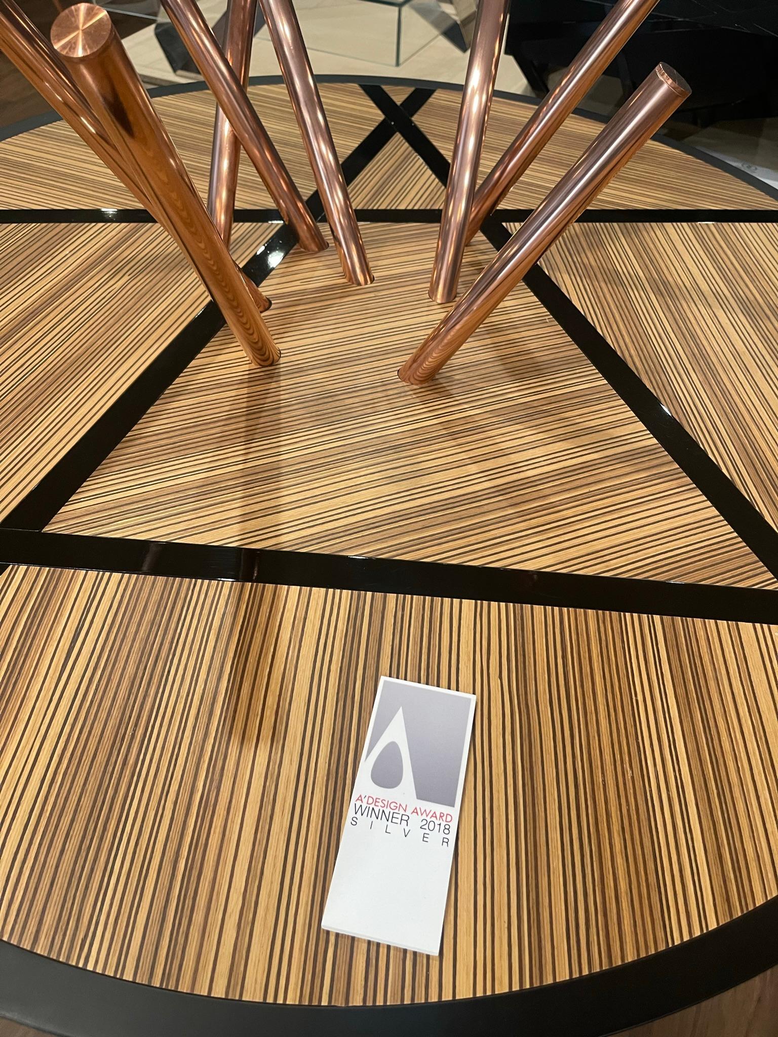 Table d'entrée ronde moderne à piédestal en bois zébré et cuivre brossé en vente 1