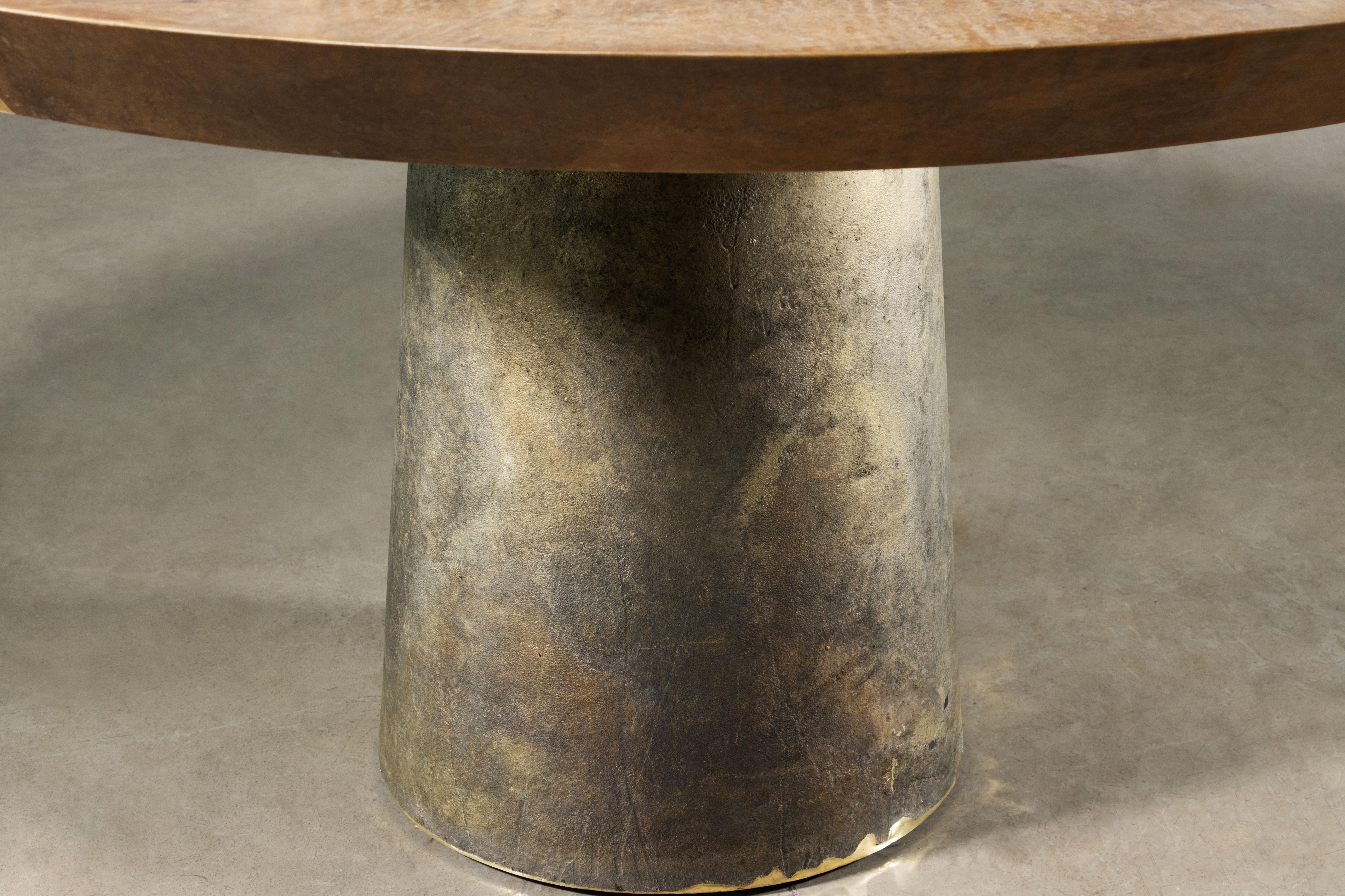 XXI secolo e contemporaneo Tavolo da pranzo rotondo con piedistallo in bronzo fuso di Costantini, Benino Pergamino in vendita