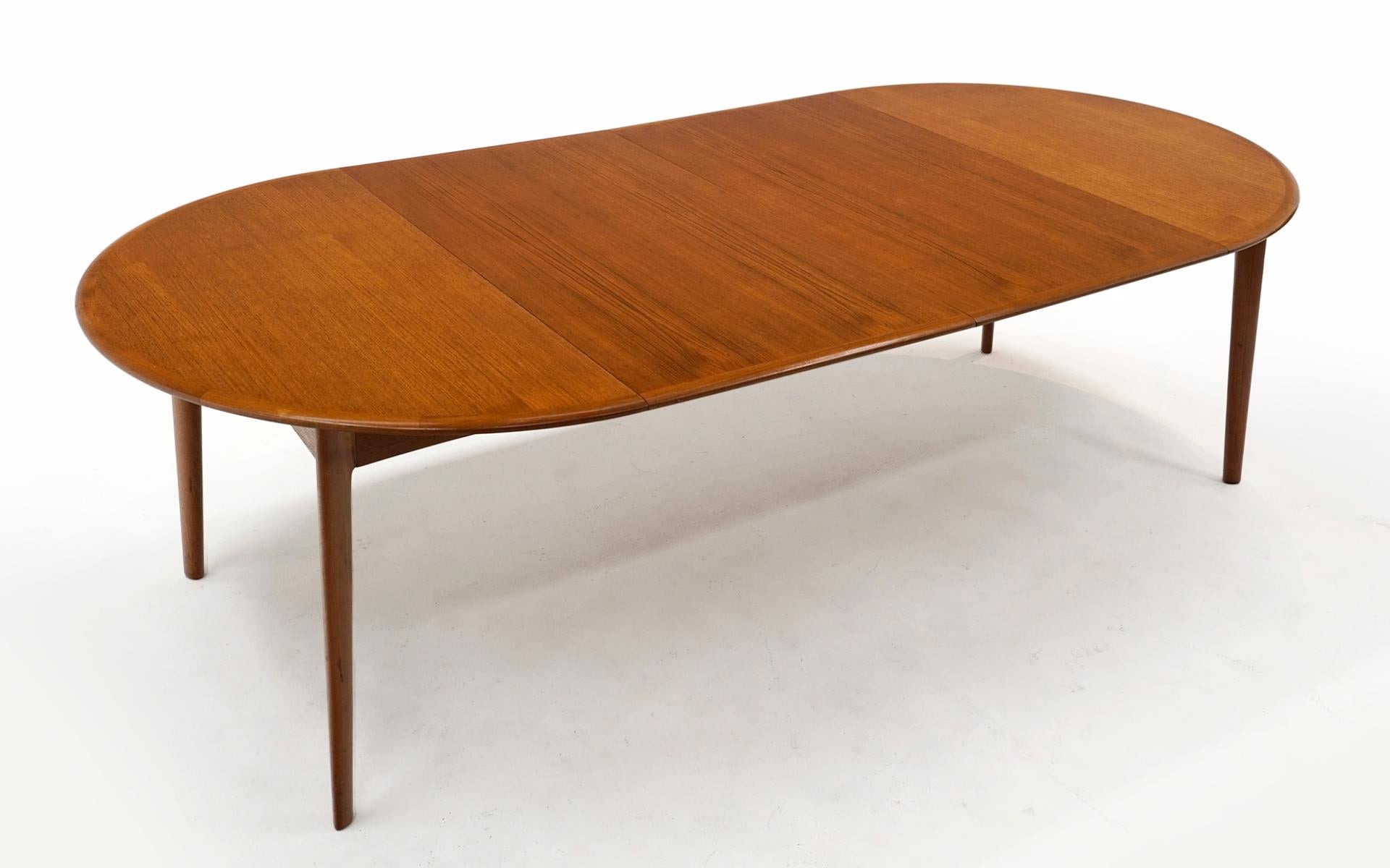 Scandinavian Modern Round Expandable Danish Modern Teak Dining Table with Two Leaves, 1962, Original