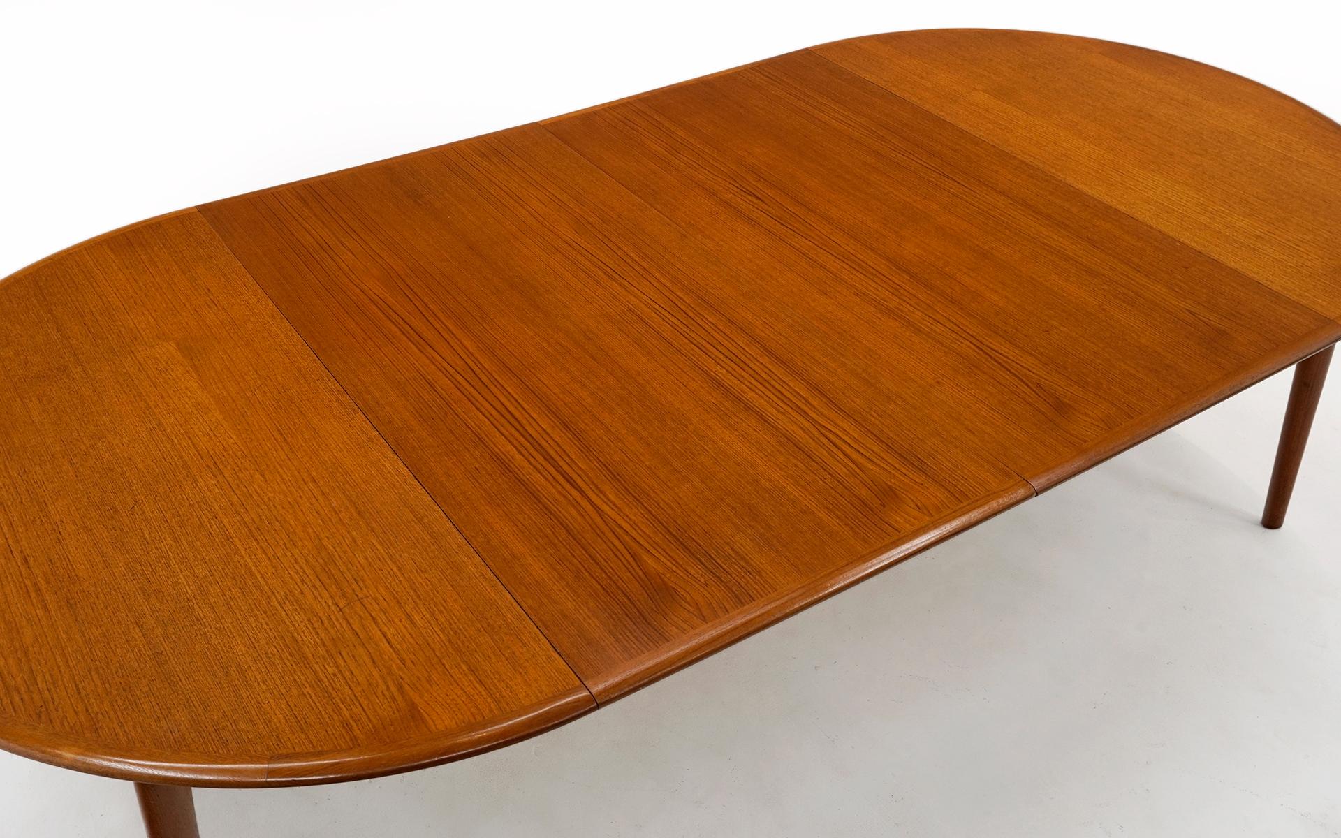 Round Expandable Danish Modern Teak Dining Table with Two Leaves, 1962, Original In Good Condition In Kansas City, MO