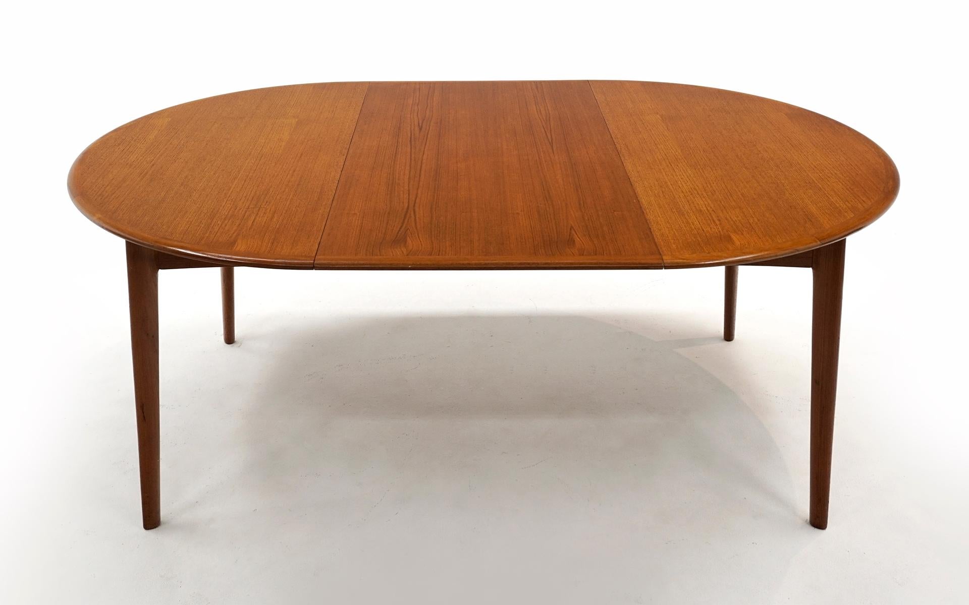 Round Expandable Danish Modern Teak Dining Table with Two Leaves, 1962, Original 1