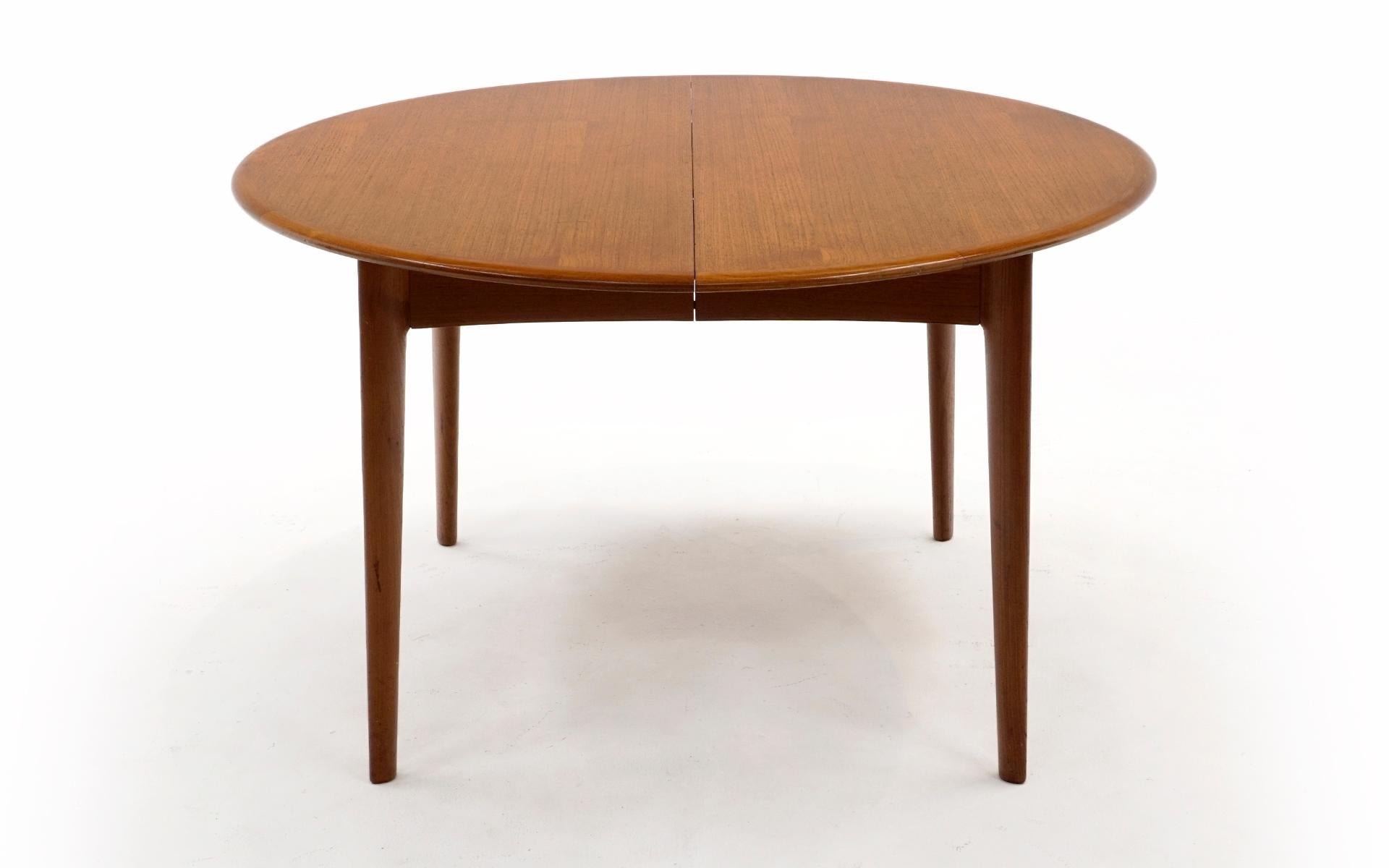 Round Expandable Danish Modern Teak Dining Table with Two Leaves, 1962, Original 3