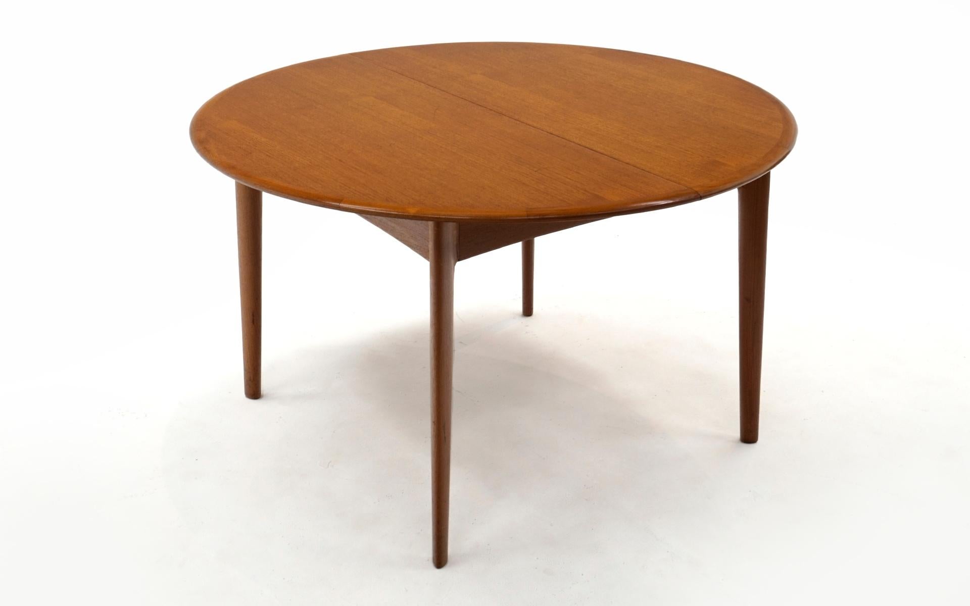 Round Expandable Danish Modern Teak Dining Table with Two Leaves, 1962, Original 4