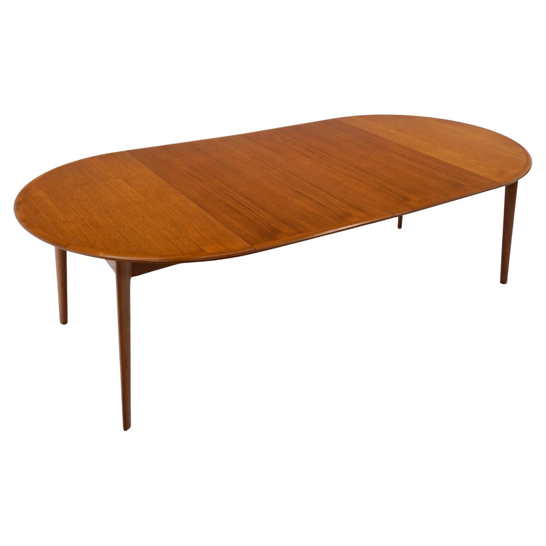 Round Expandable Danish Modern Teak Dining Table with Two Leaves, 1962, Original