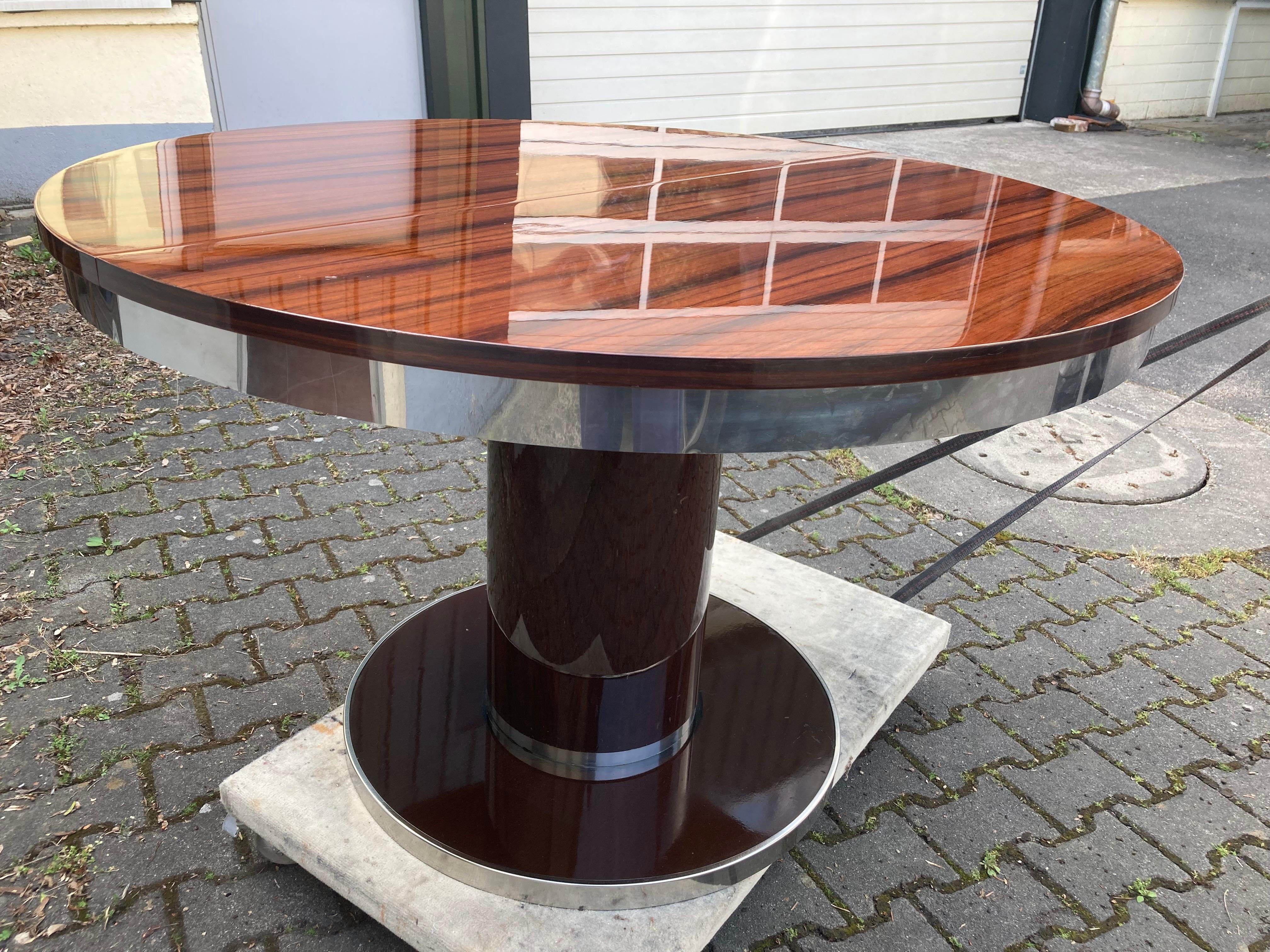Runder ausziehbarer Art Déco-Esstisch. Frankreich 1930er Jahre. Makassar-Holz. (Mitte des 20. Jahrhunderts) im Angebot