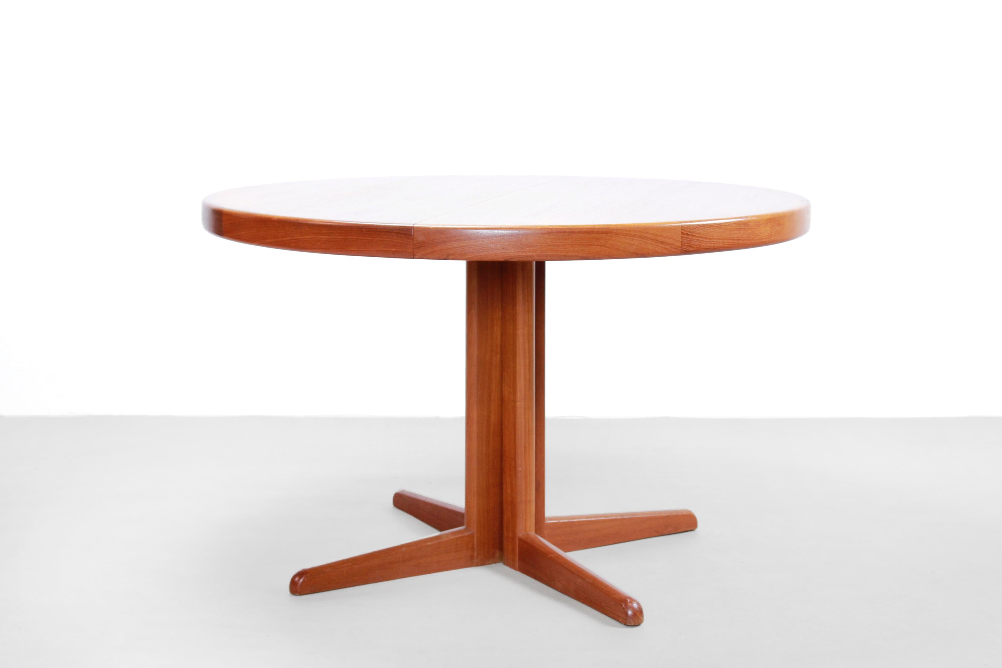 Beautiful Danish design dining room table designed by Niels Moller and produced by Gudme Mobelfabrik, Denmark. This table has a cross leg in the middle and is marked with model number 24. Made from teak veneer and solid teak legs. The table is
