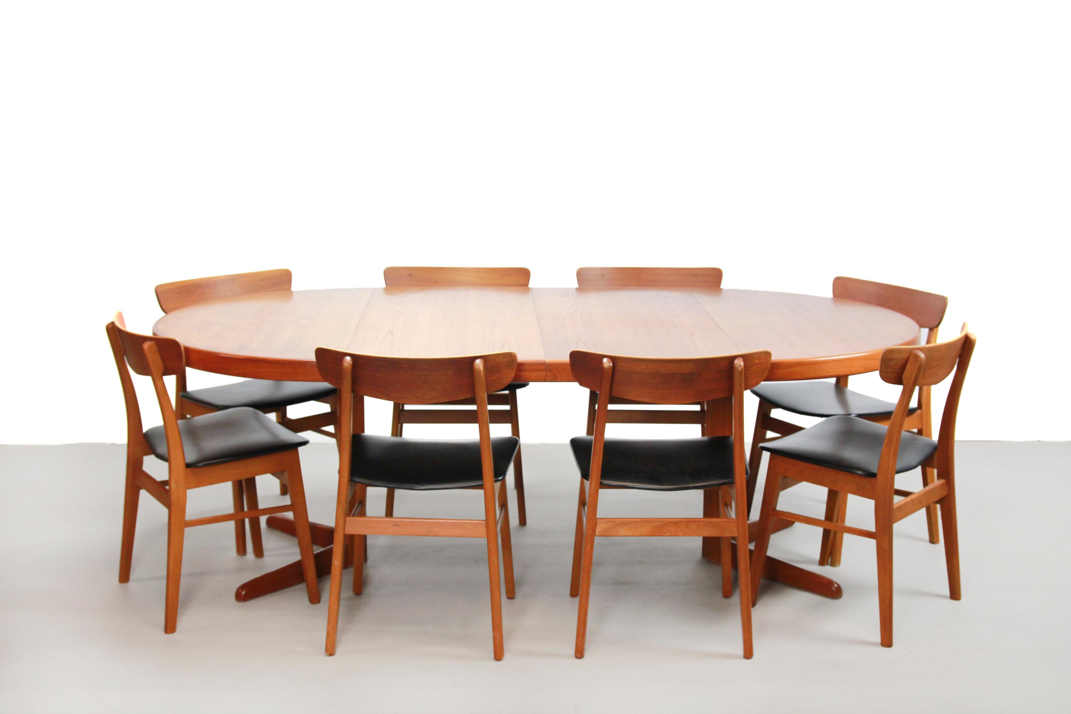 Round Extendable Dining Room Table in Teak by Niels Moller for Gudme Mobelfabrik In Good Condition In Amsterdam, Noord Holland