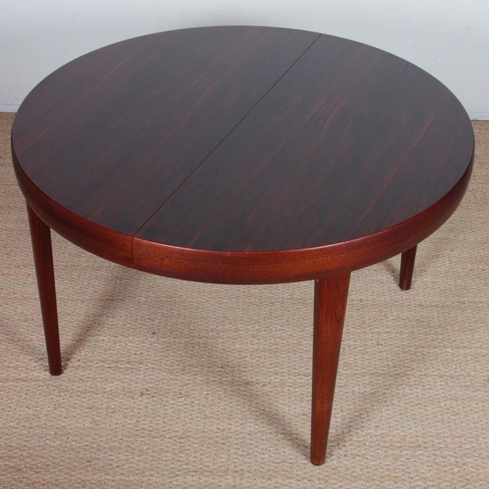 Round extendable dining table in Rio rosewood, 1960s In Good Condition For Sale In MONTESSON, FR