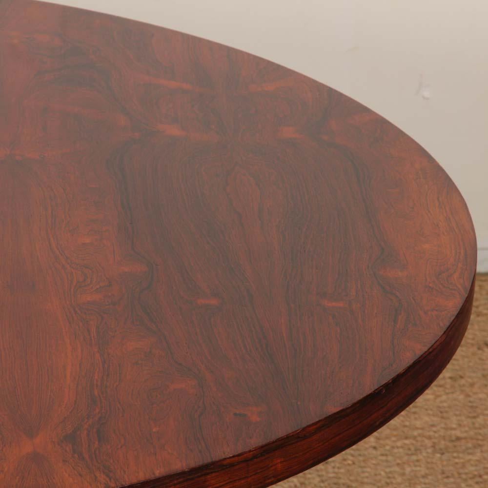 Metà XX secolo Tavolo da pranzo rotondo allungabile in palissandro Rio, anni '60 in vendita