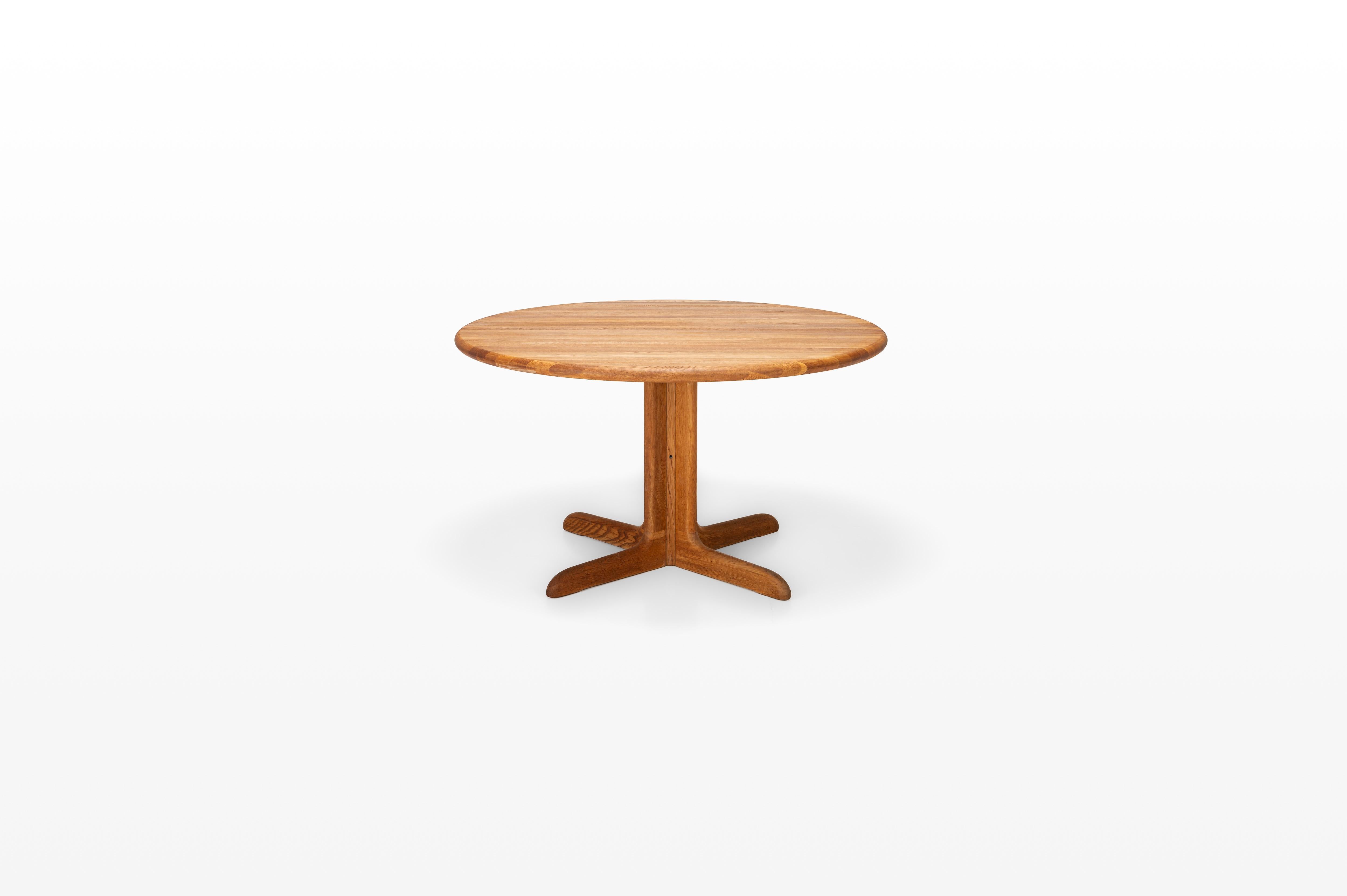 Beautiful Scandinavian dining table by Niels O. Møller. This table is extendable and produced in Denmark in the 1960s. The table is made of solid oak wood and is in very good restored condition. Marked by the producer.

Dimensions:
W: 126 – 178