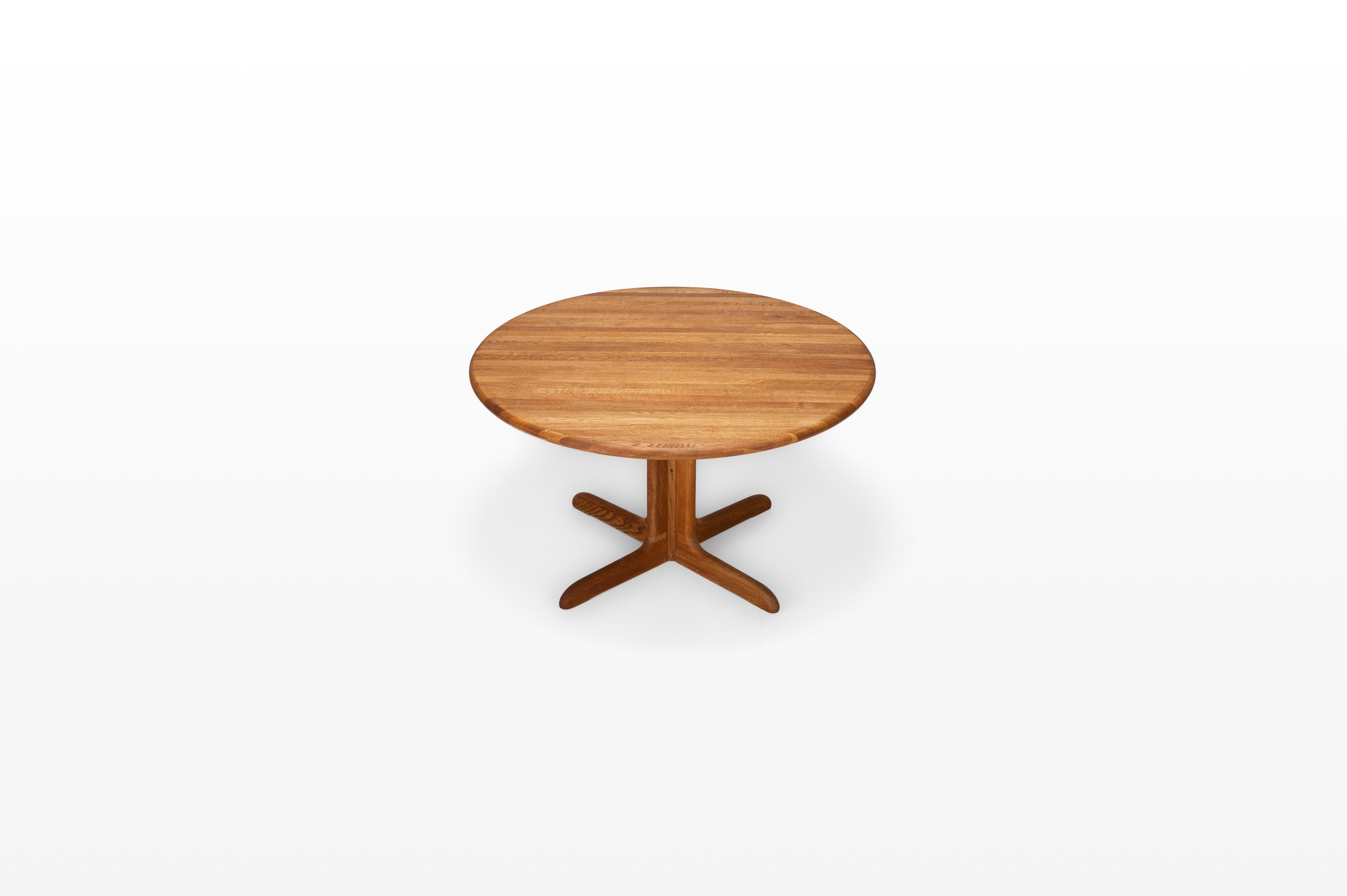 Mid-Century Modern Round Extendable Dining Table in Solid Oak by Niels O. Møller, 1960s For Sale