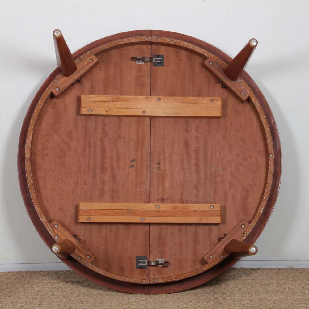 Round extendable dining table in teak, 1960s For Sale 4