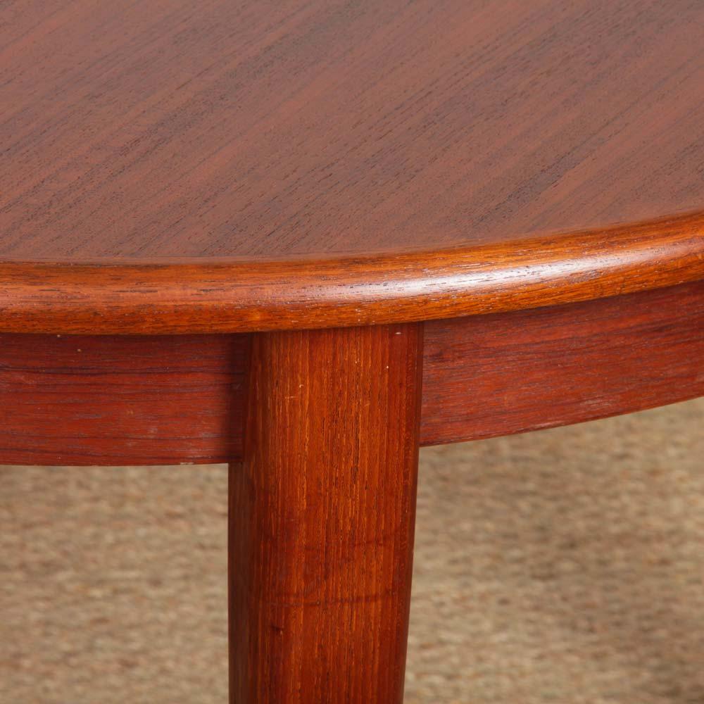 French Round extendable dining table in teak, 1960s For Sale