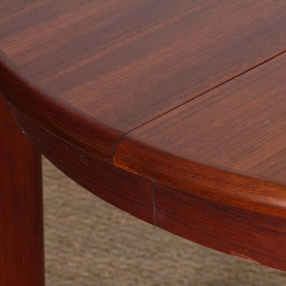 Round extendable dining table in teak, 1960s In Good Condition For Sale In MONTESSON, FR