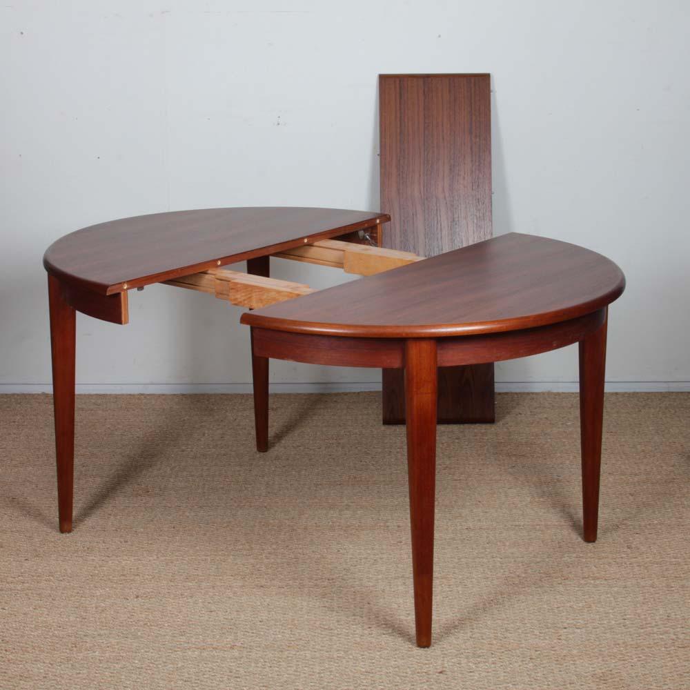 Round extendable dining table in teak, 1960s For Sale 1