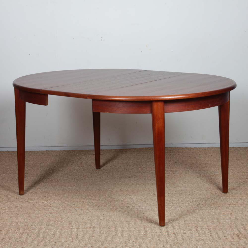 Round extendable dining table in teak, 1960s For Sale 2