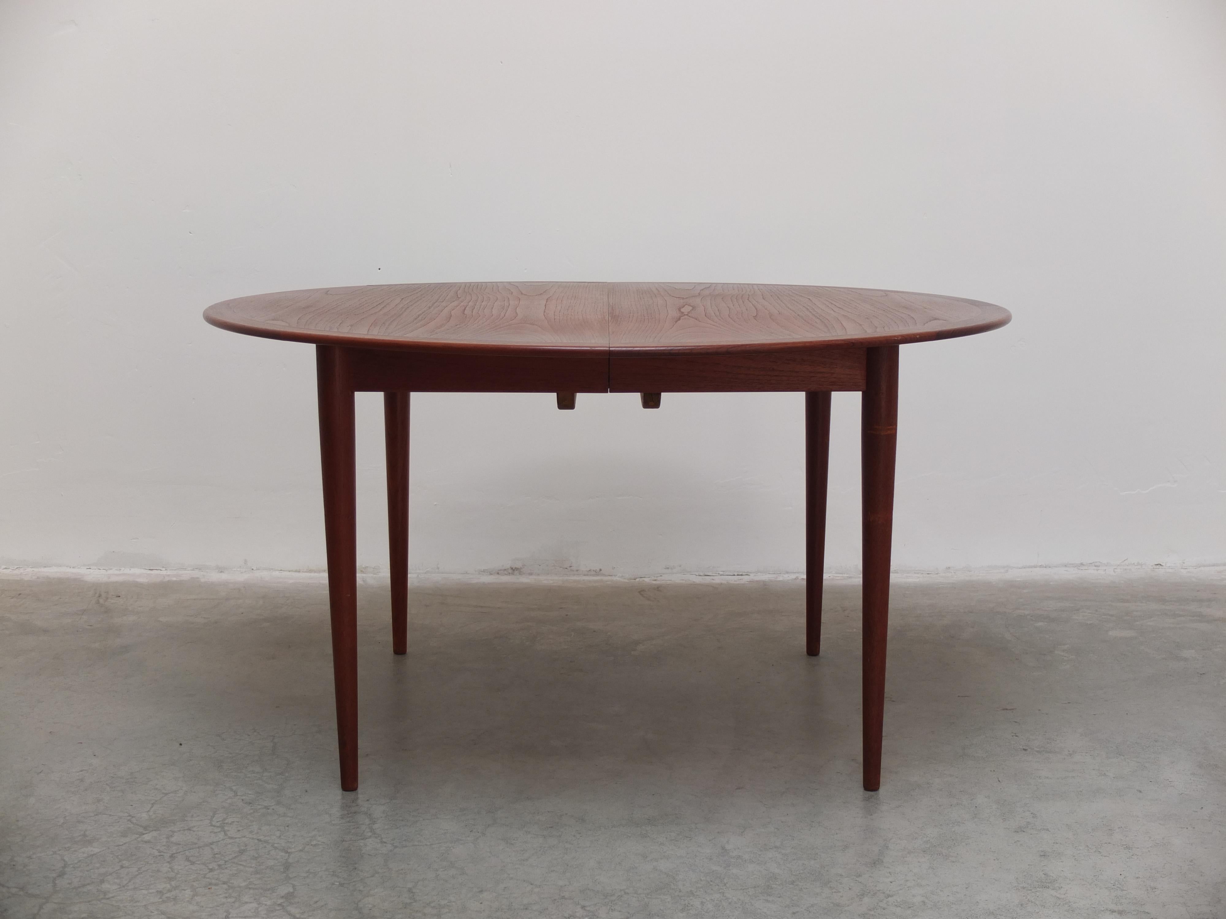 Beautiful dining table in teak designed by Grete Jalk for Poul Jeppesen around 1960. This large round table (135cm) can be extended up to 245cm thanks to two separate extensions and can seat up to 10-12 persons. Very high quality manufacturing with