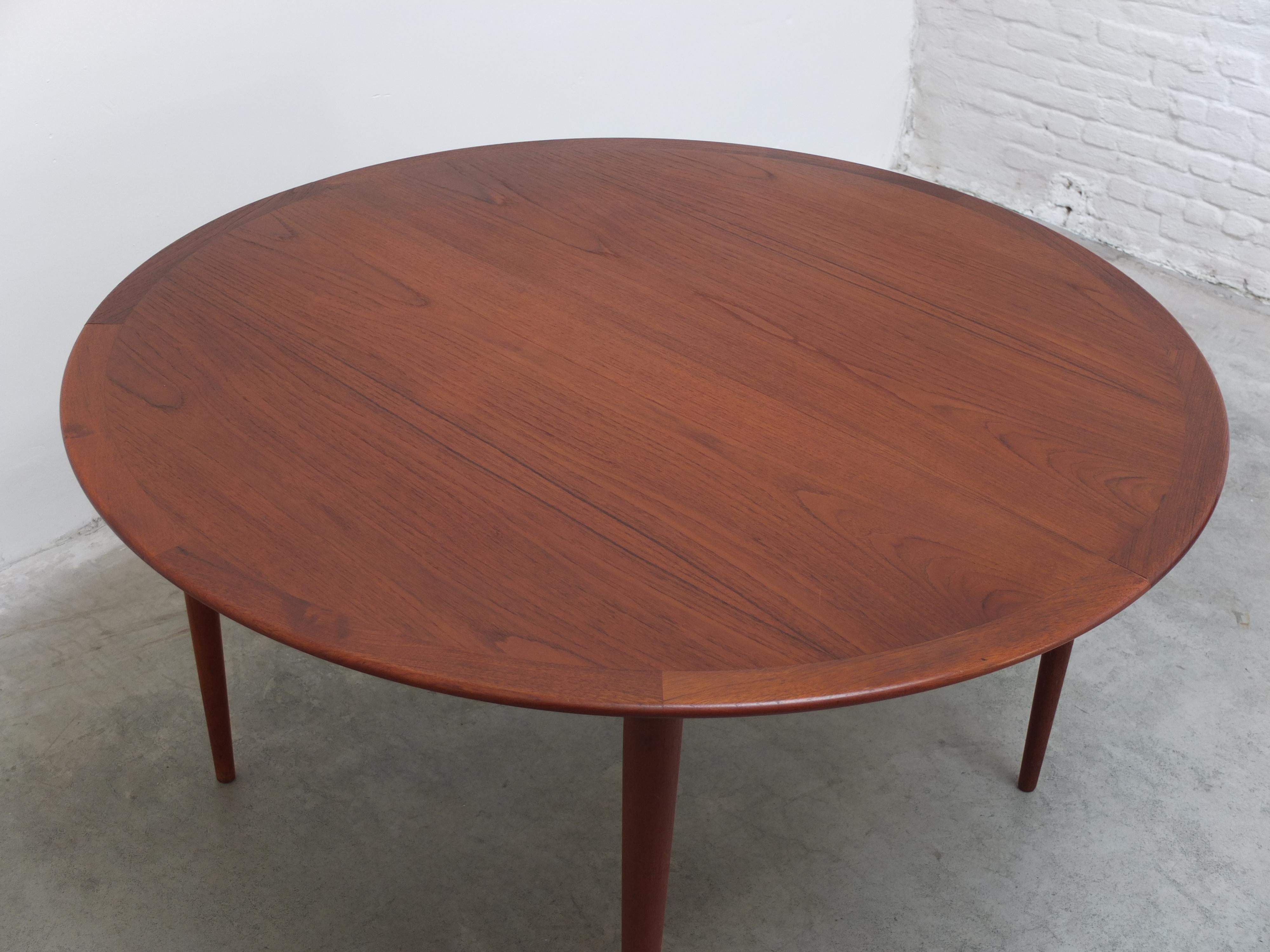 Round Extendable Dining Table in Teak by Grete Jalk for Poul Jeppesen, 1960s In Good Condition In Antwerpen, VAN
