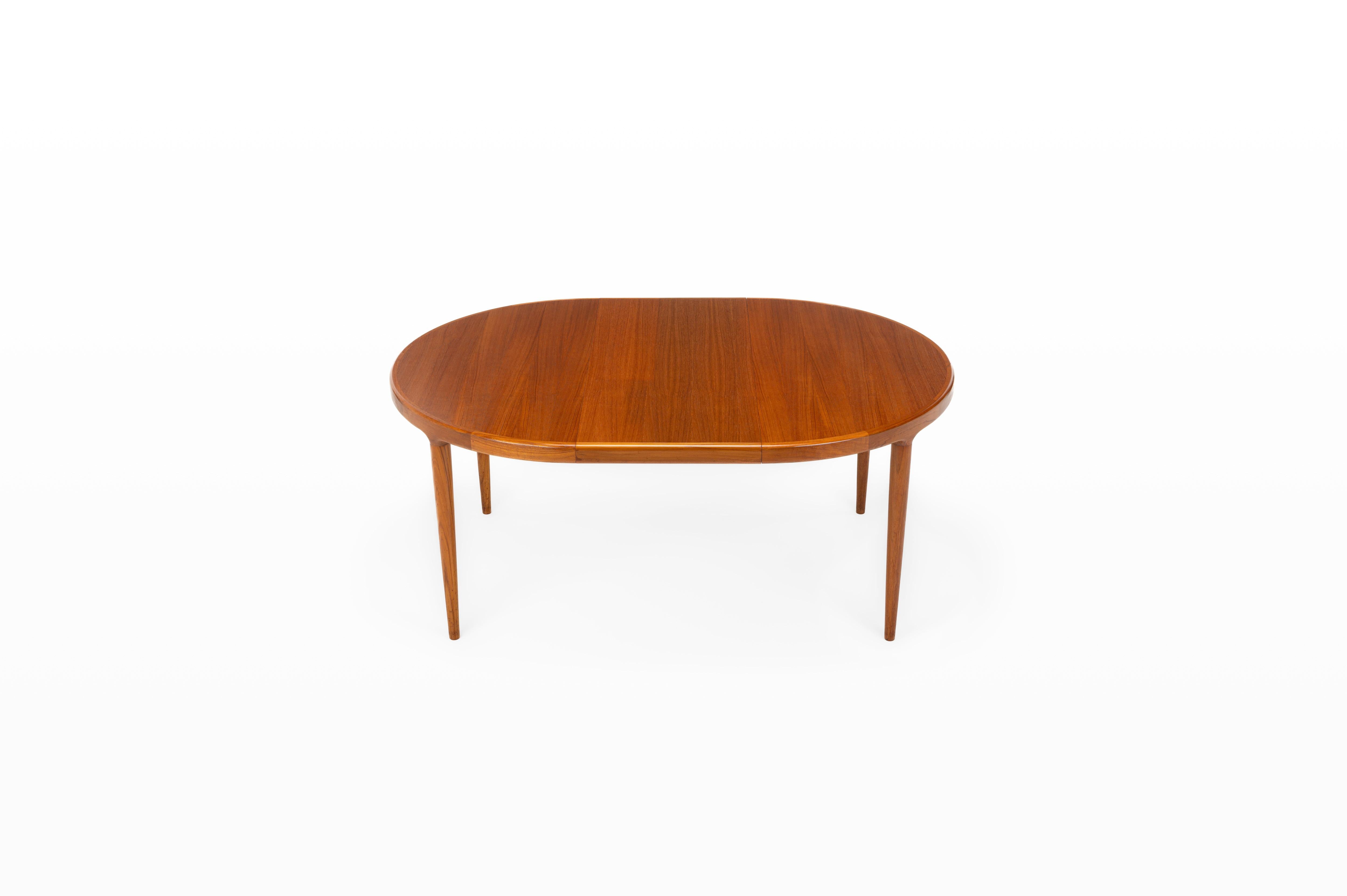 Stunning Scandinavian round dining table by Harry Østergaard for Randers Møbelfabrik. Made in Denmark in the 1960s, this extendable table is in great condition.

Dimensions:
W: 120 - 170 - 220 cm
D: 120 cm
H: 73 cm
