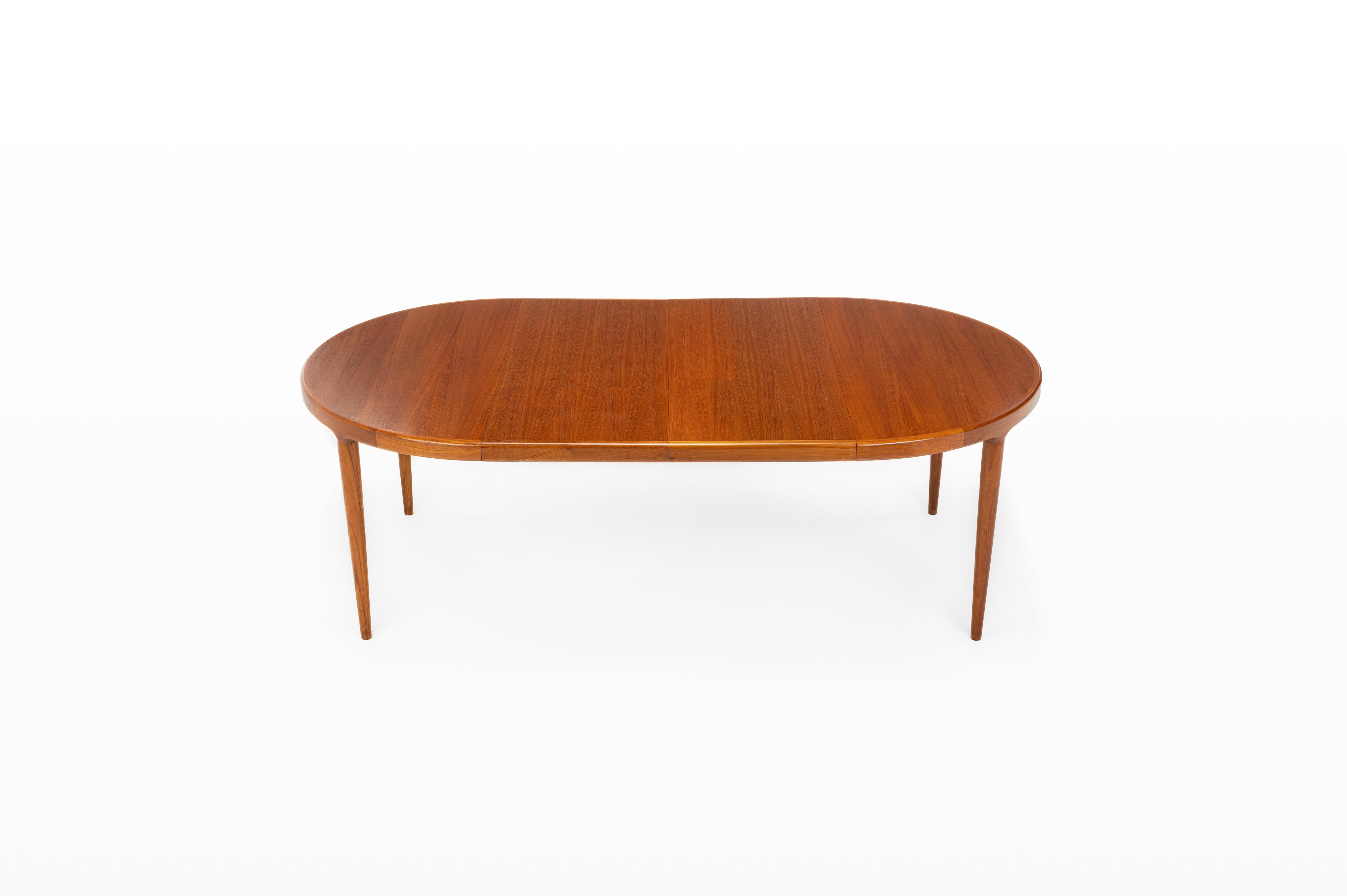 Round Extendable Dining Table in Teak by Harry Østergaard for Randers Furniture  In Good Condition In Ranst, VAN