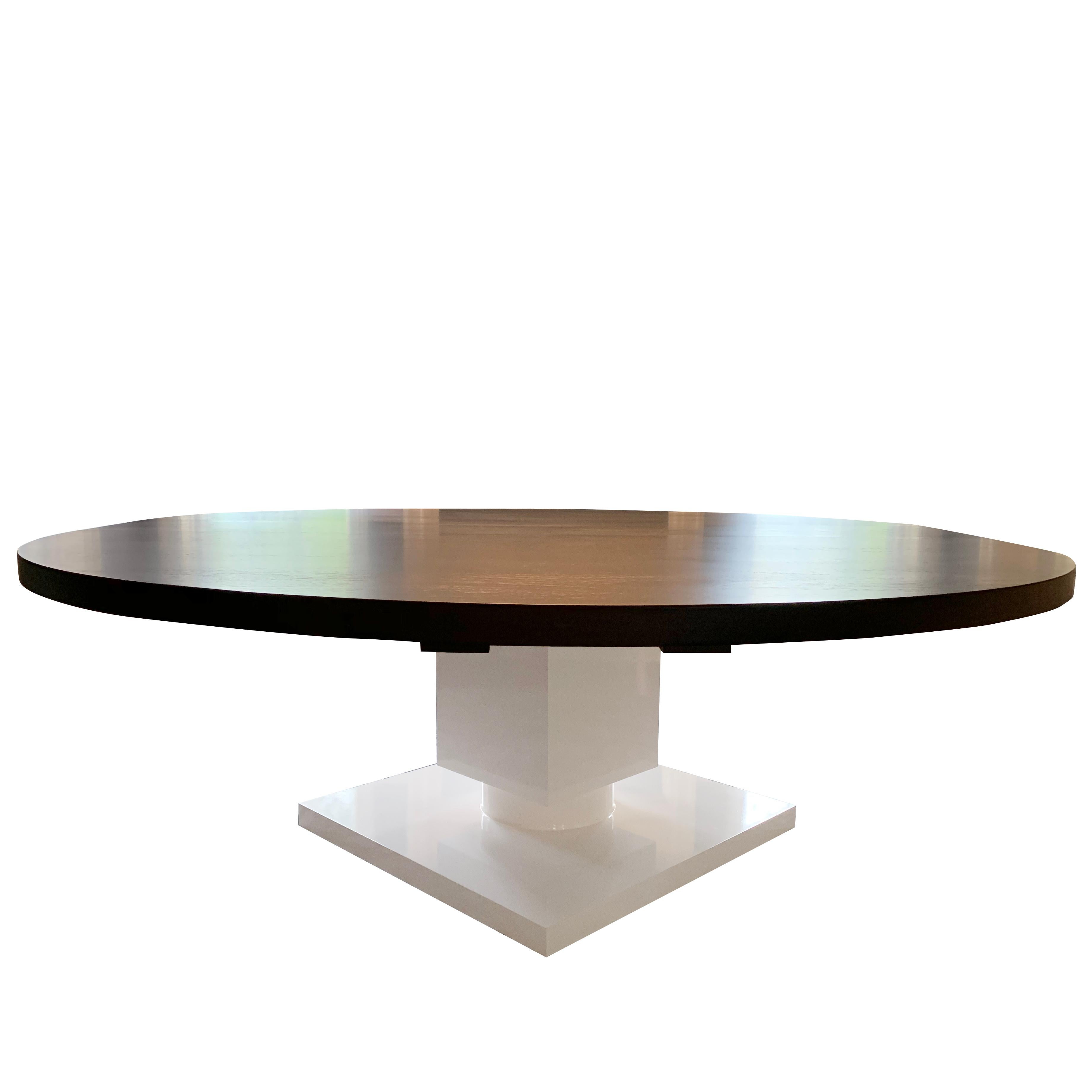 Der runde Esstisch Gabietta ist unsere moderne Variante eines traditionellen Esstisches mit Sockel. Mit einem würfelförmigen, glänzend weiß lackierten Sockel und einer runden Wenge-Holzplatte. Der Tisch kann mit oder ohne Verlängerungsplatten gebaut