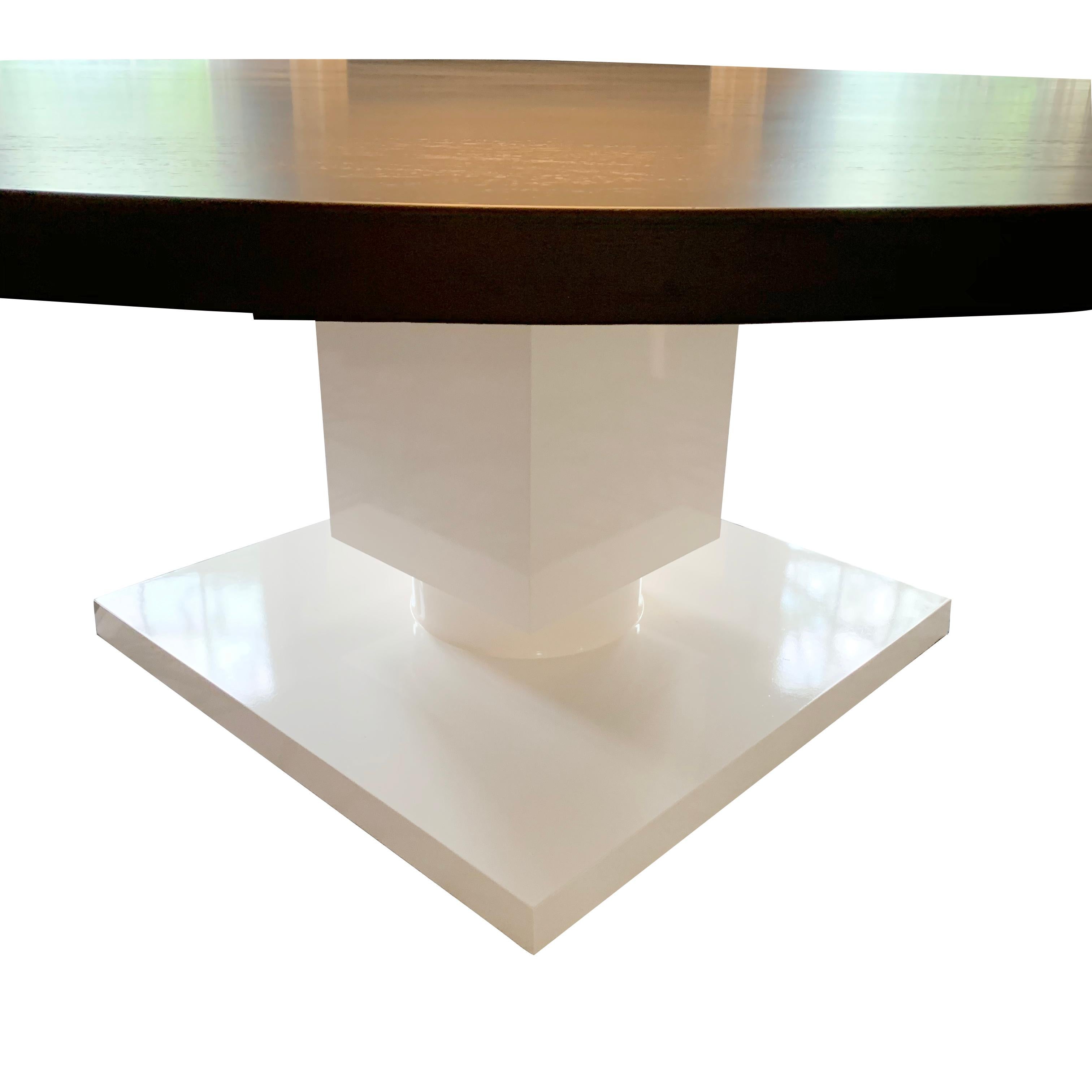 Moderne Table de salle à manger ronde à rallonge en wengé avec piètement cubique en vente