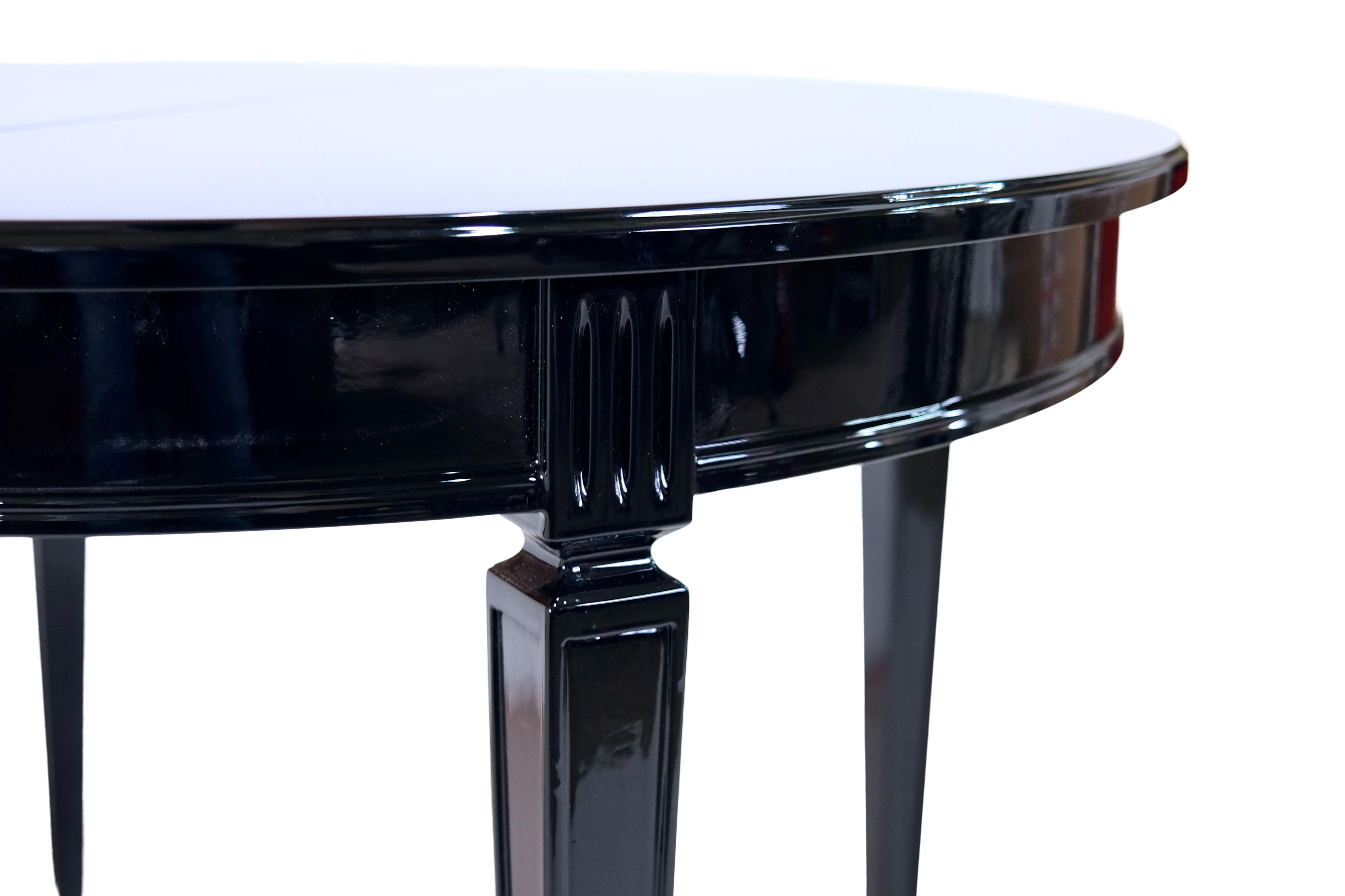 Ausziehbarer französischer Art-Déco-Ess- oder Mitteltisch mit schwarzem Klavierlack  (Geschwärzt)