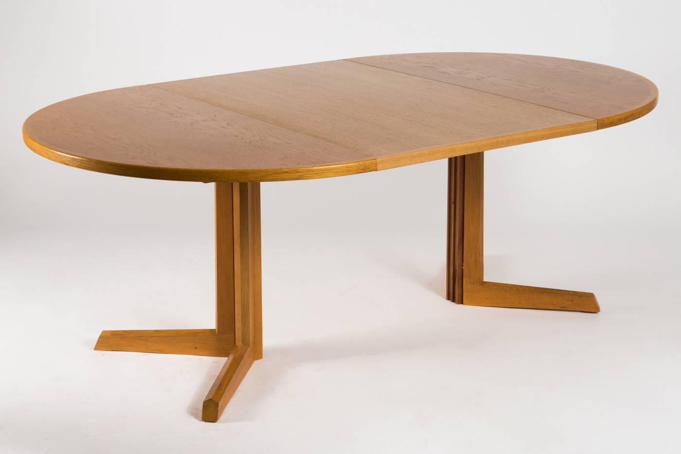 Round Extendable Pedestal Oak Dining Table by N.O. Moller for Gudme Møbelfabrik In Good Condition In Bridgeport, CT