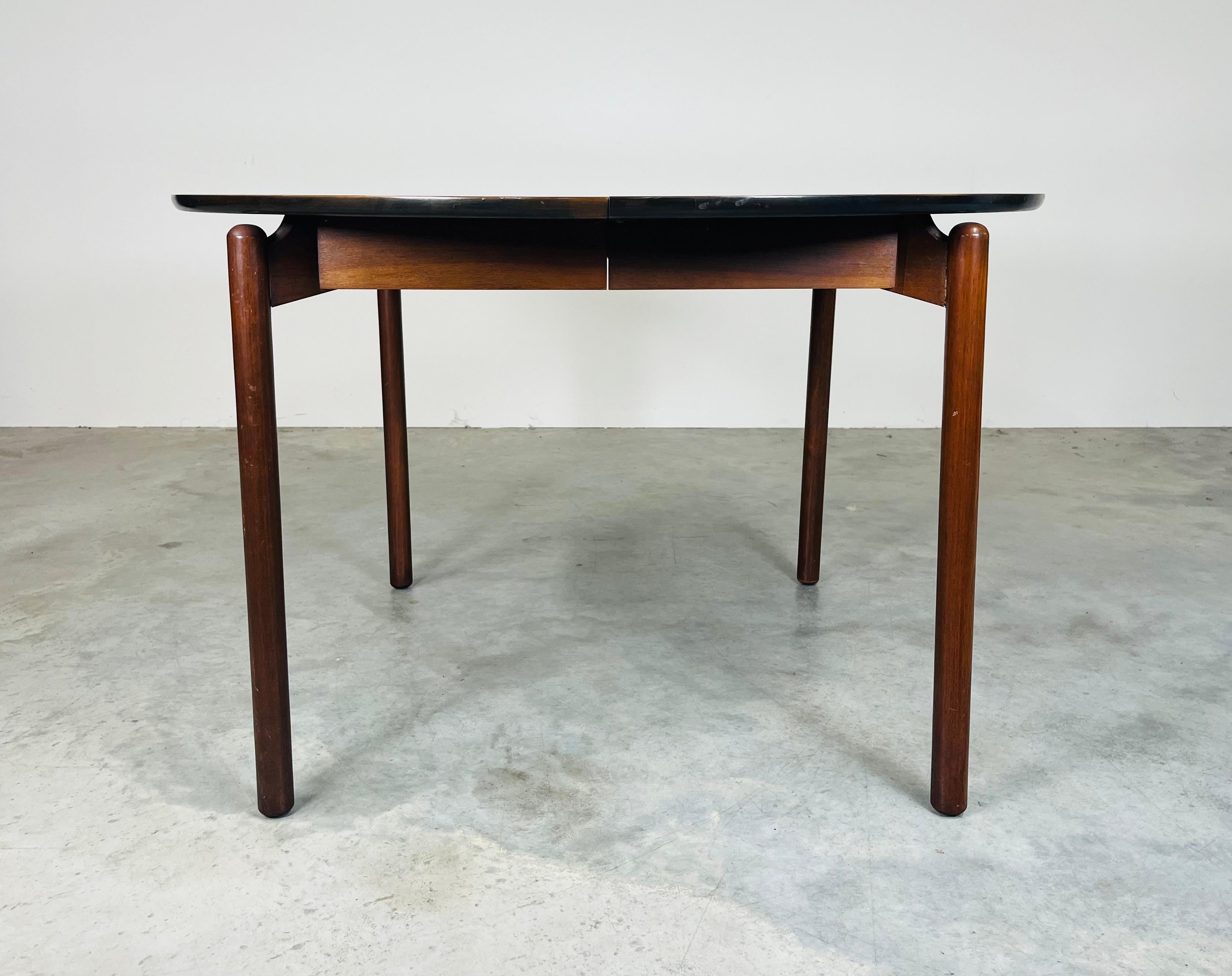 Round Extendable Walnut Dining Table By Greta Grossman For Glenn Of California In Excellent Condition In Southampton, NJ