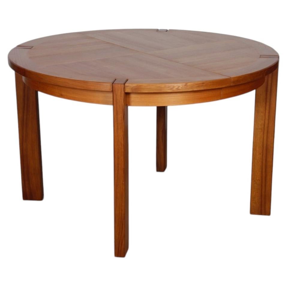Mesa de comedor redonda extensible de madera fabricada por Monopoly, 1970 en venta