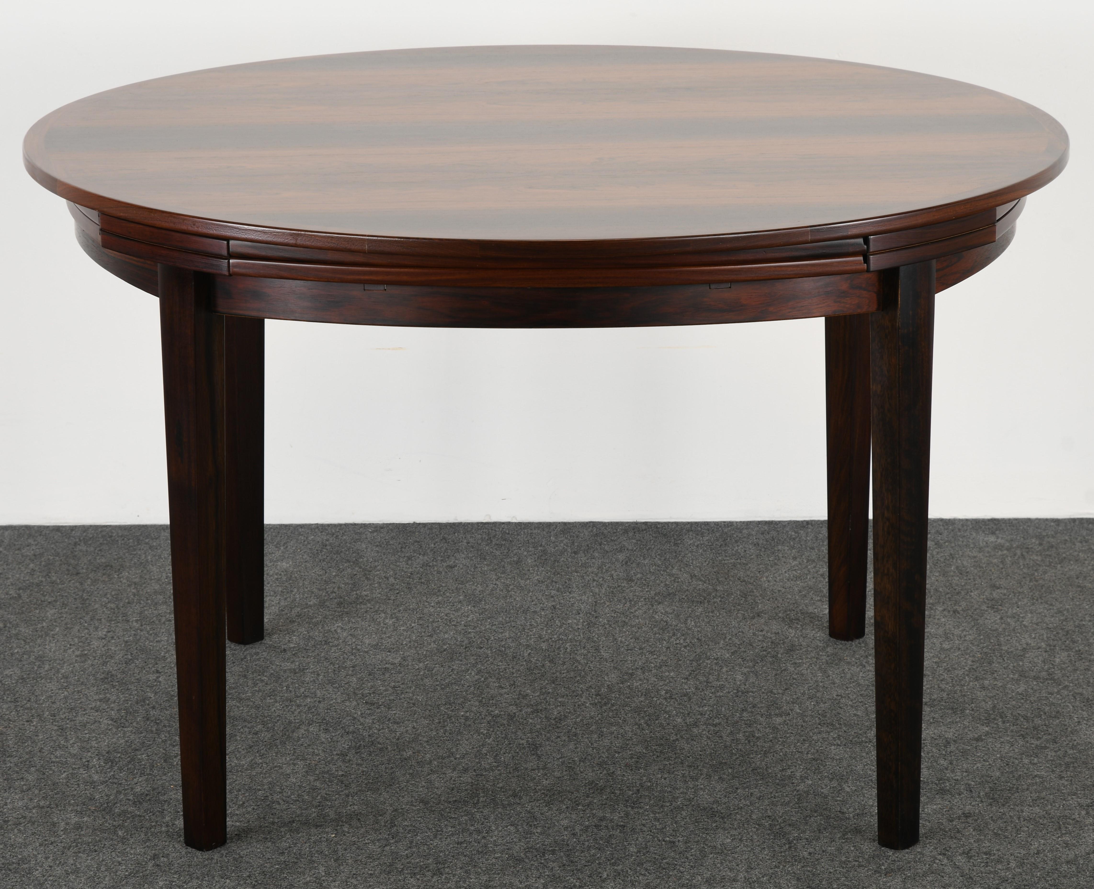 Round Rosewood Extension Table by Dyrlund, 1960s In Good Condition In Hamburg, PA