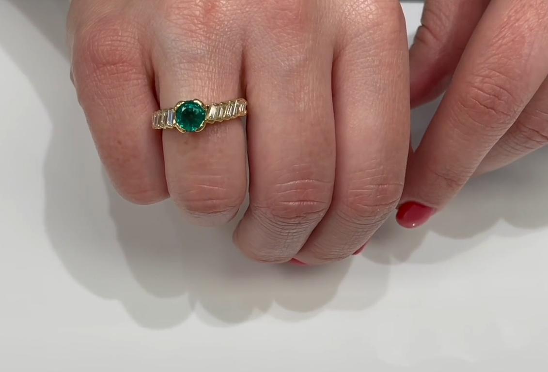 Anillo de Esmeralda Facetada Redonda en Oro Amarillo de 18 K con Diamantes Baguette en venta 3