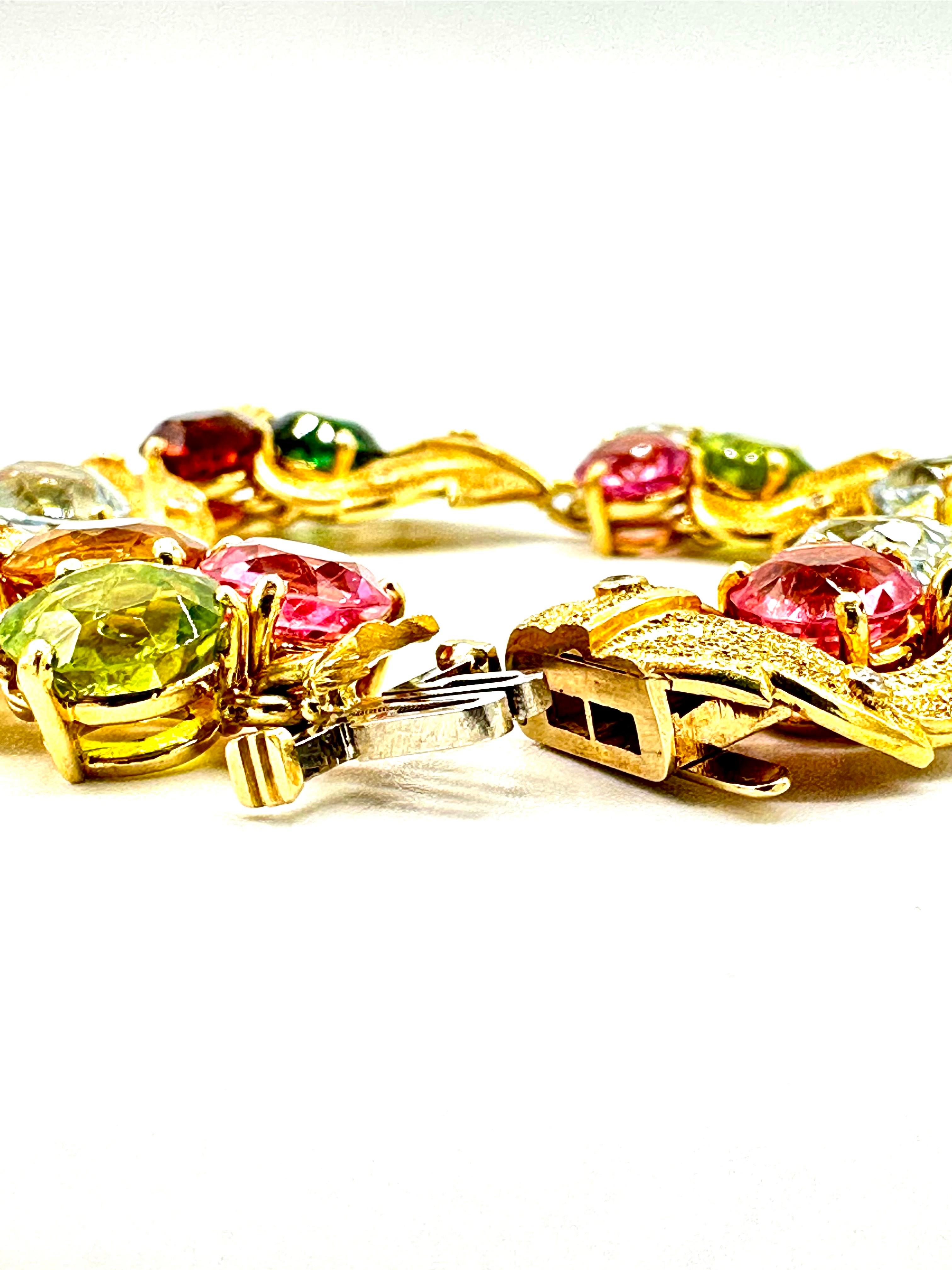 Un bracelet multi pierres très vibrant !  Le bracelet contient de la tourmaline rose, de l'aigue-marine, de la citrine, du grenat vert, du grenat orange, du péridot et des diamants, le tout serti dans de l'or jaune 18 carats. Le bracelet est conçu