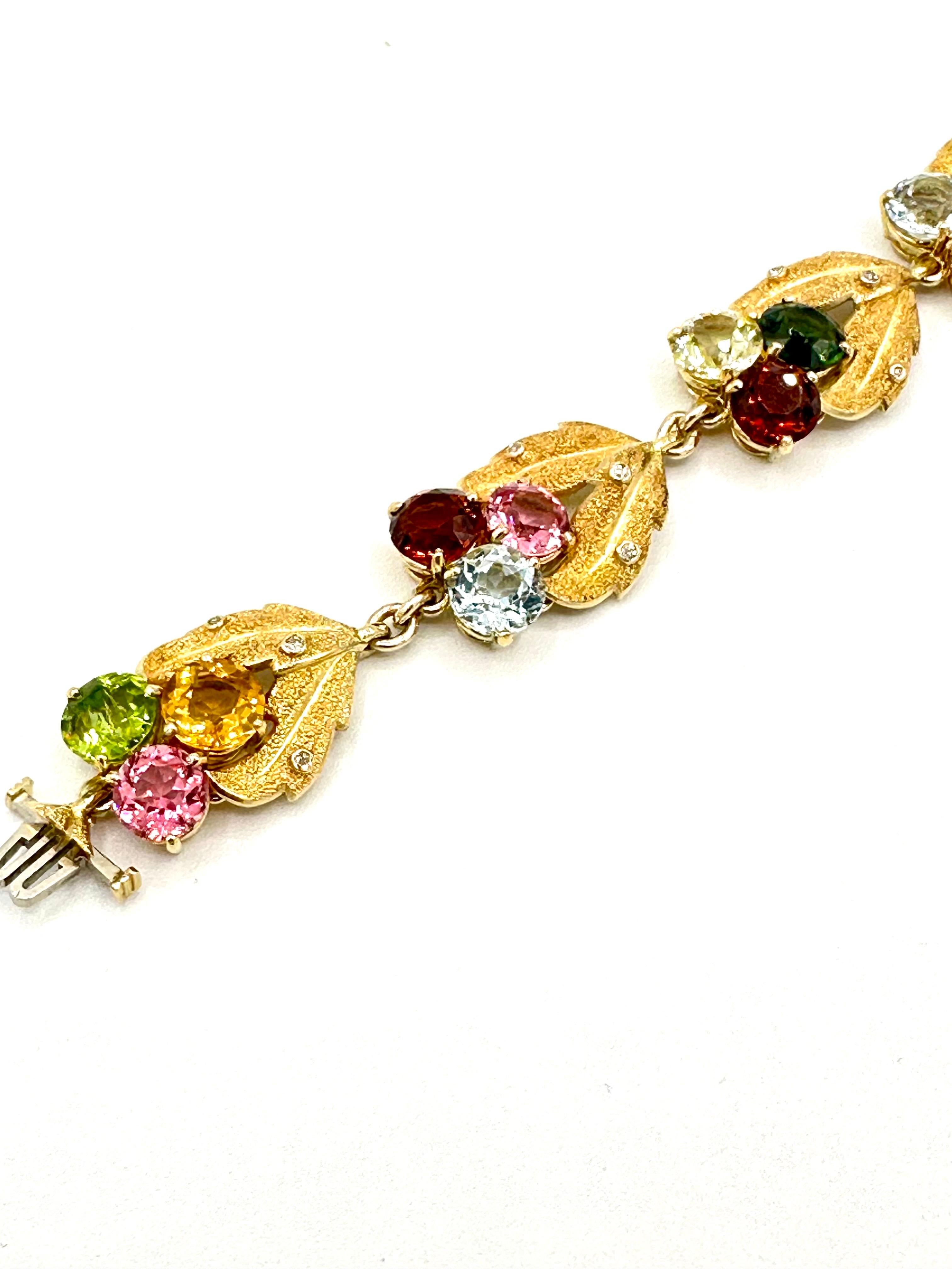 Taille ronde Bracelet pliage rond à facettes multi-gemmes en or jaune 18 carats en vente
