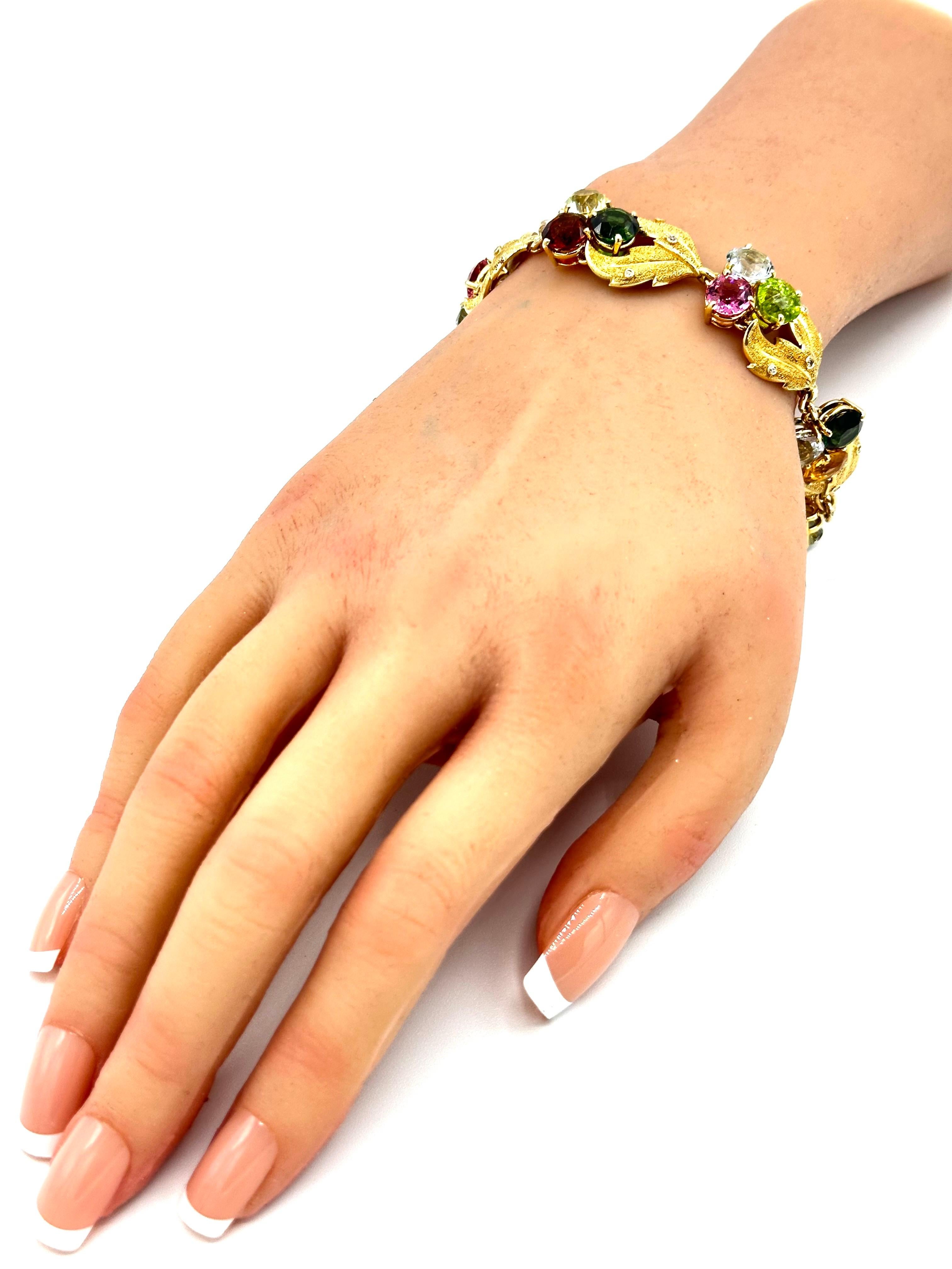Bracelet pliage rond à facettes multi-gemmes en or jaune 18 carats en vente 1