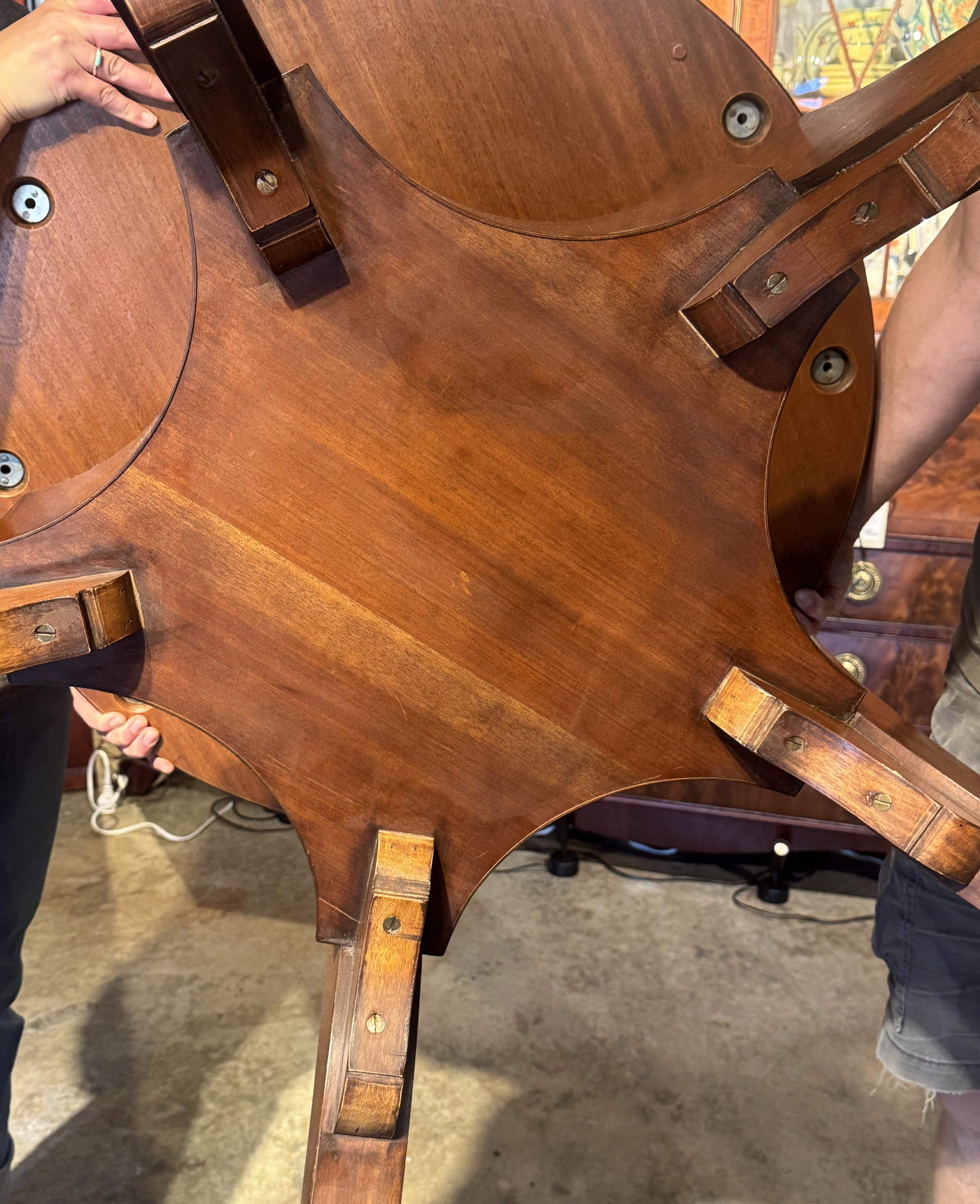 Round Figured Mahogany Jupe Style Dining Table with Five Leaves and Star Inlay For Sale 8