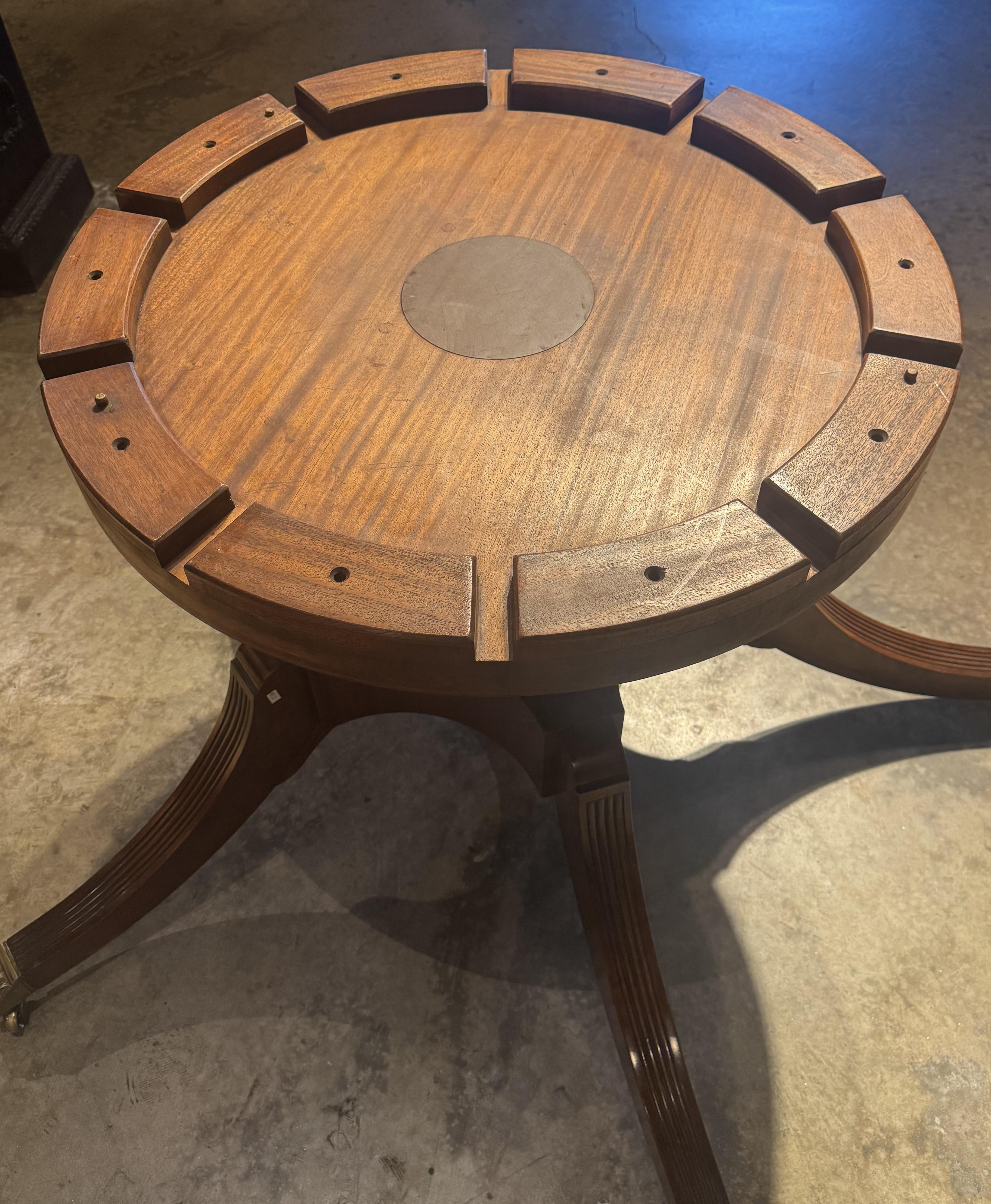 Round Figured Mahogany Jupe Style Dining Table with Five Leaves and Star Inlay For Sale 10