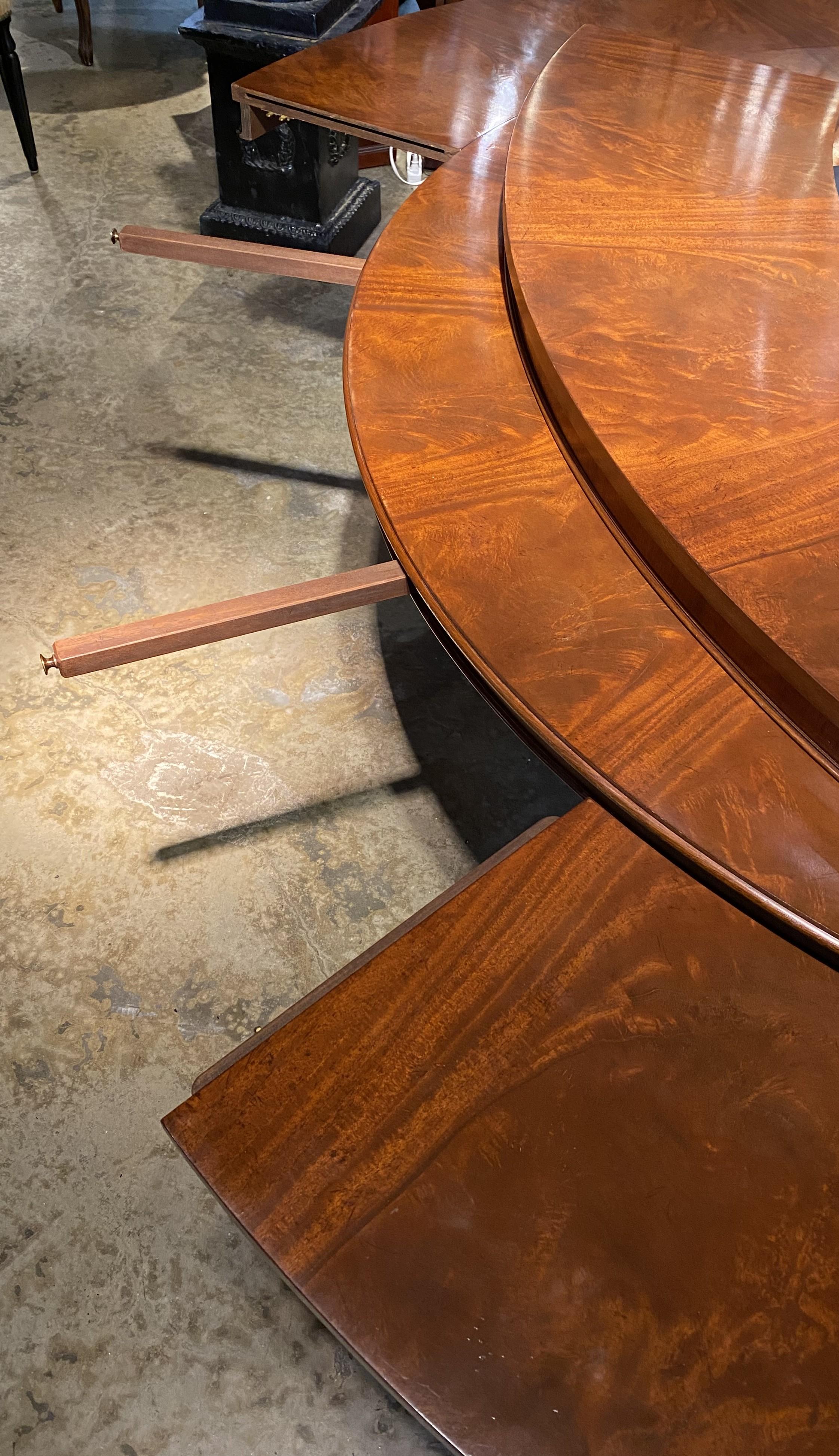 Round Figured Mahogany Jupe Style Dining Table with Five Leaves and Star Inlay In Good Condition For Sale In Milford, NH
