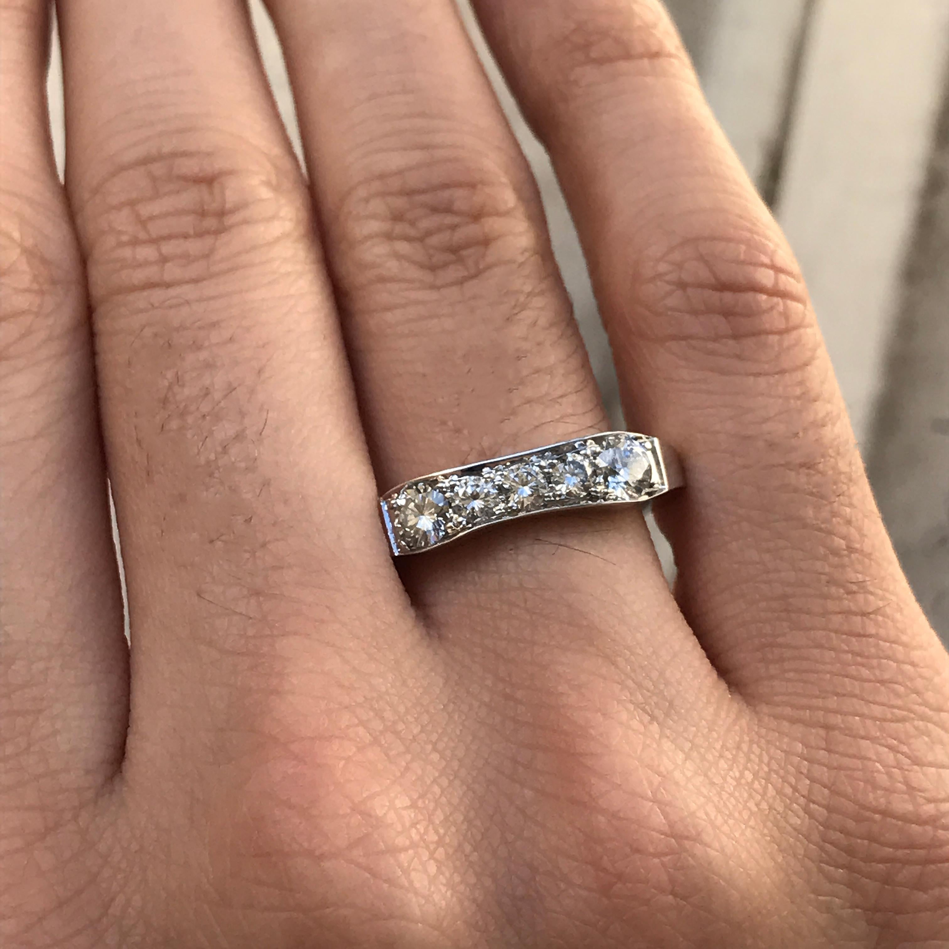 Auf Bestellung gefertigt, bitte rechnen Sie mit 2-5 Wochen.
 
Runde Set Diamant Hochzeit 0,54 CTW F-H Farbe VS - SI Klarheit

5 Perfekt gefasste Diamanten 
Weiße natürliche Diamanten ohne Behandlung (F-H Farbe VS-SI Reinheit)
Massiv 14k